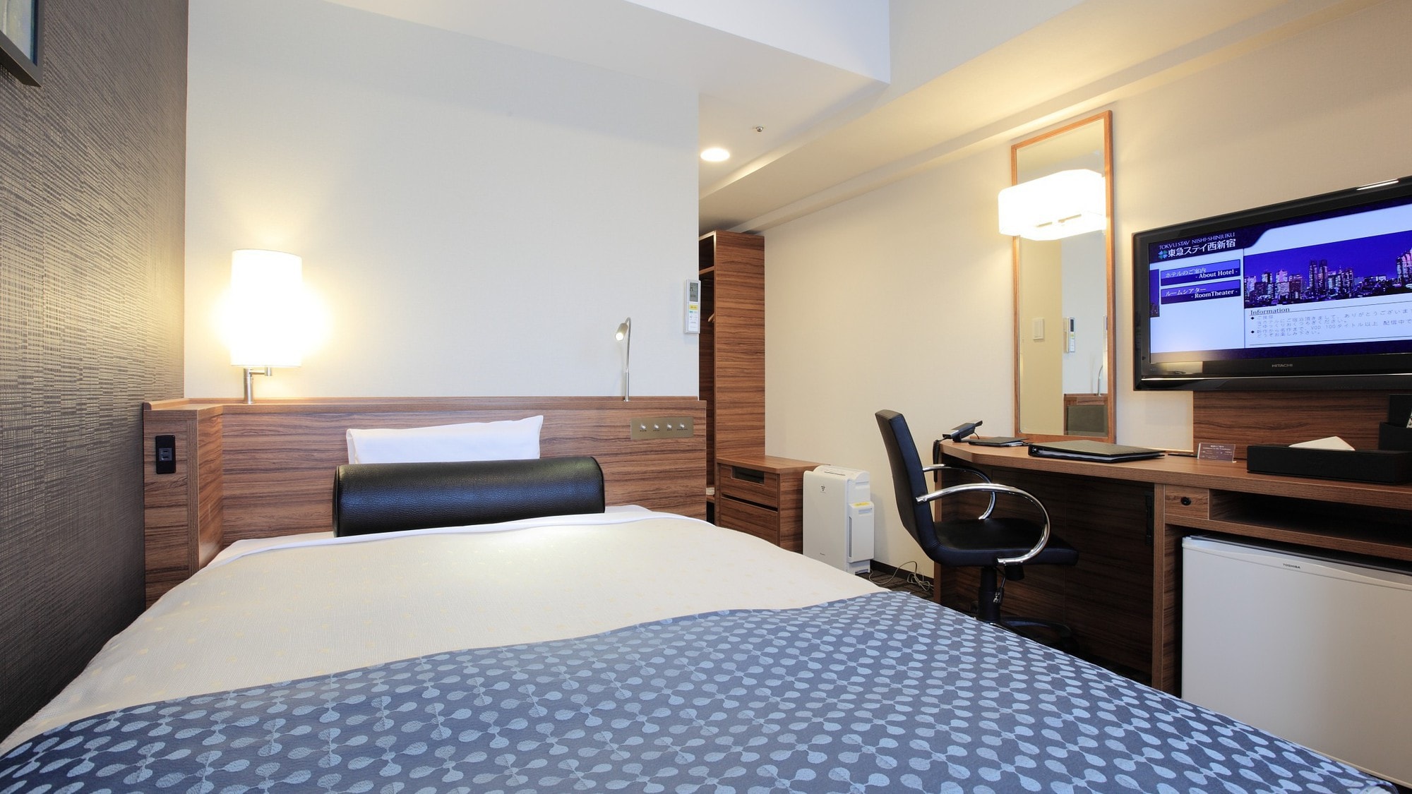 [Single A] 15 square meters, bed width 122 cm / wide writing desk, with washer / dryer & microwave