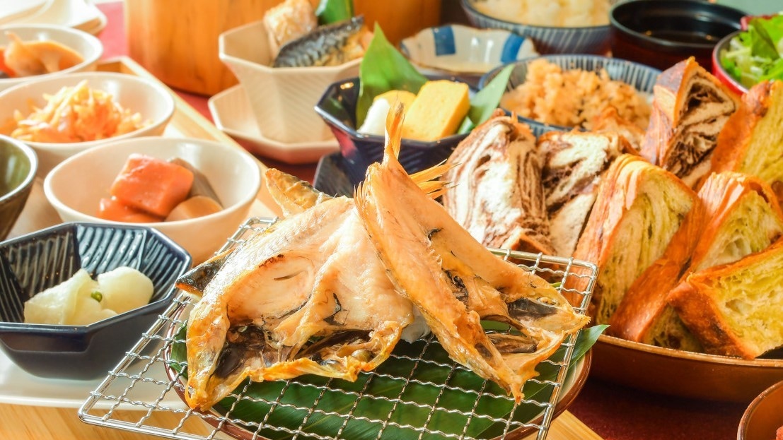 Kebanggaan dan kegembiraan kami, ikan kakap hitam kering, dapat dipanggang di tempat.