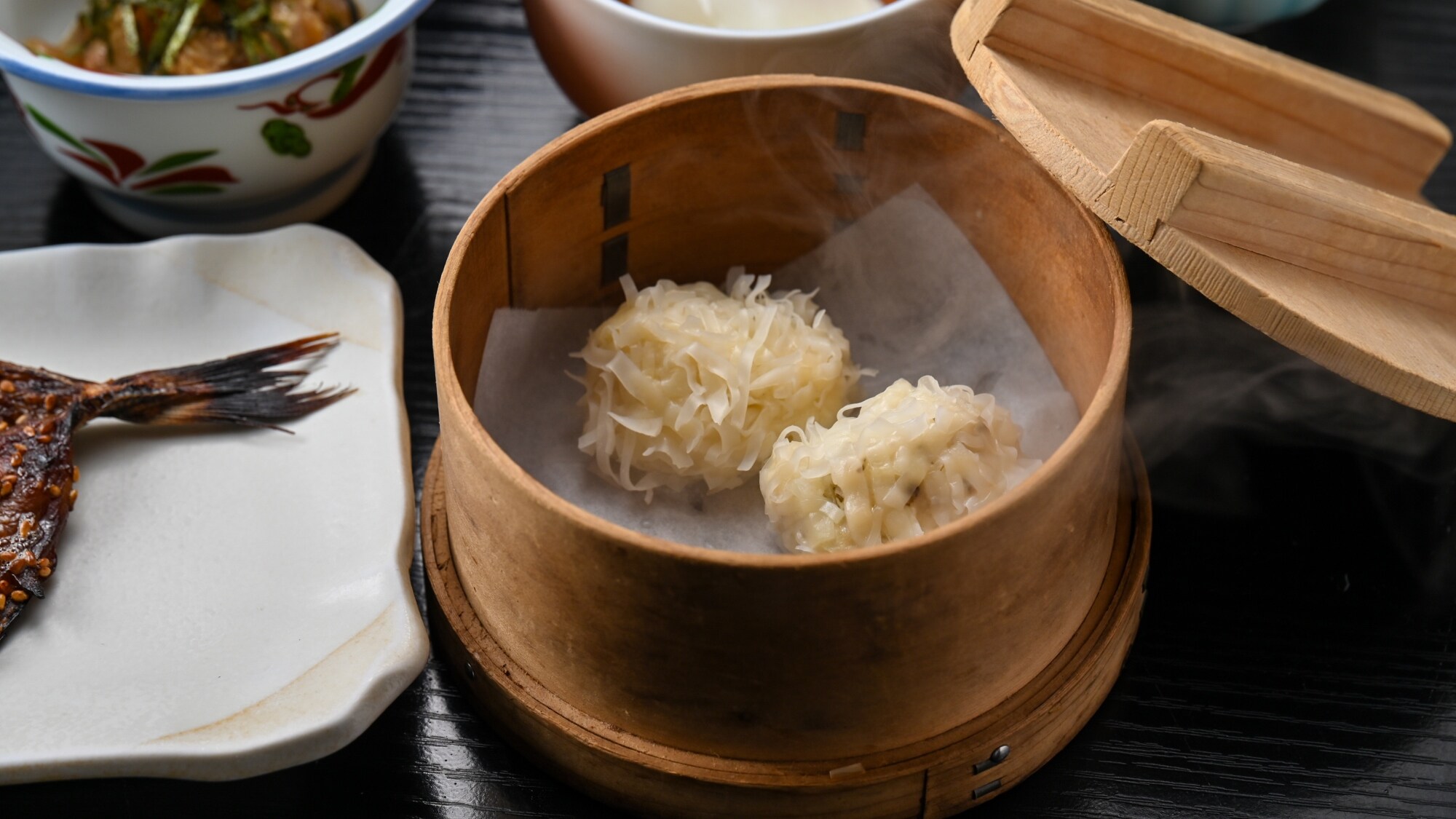 Yobuko's specialty squid shumai has a chewy texture and the delicious sweetness of squid.