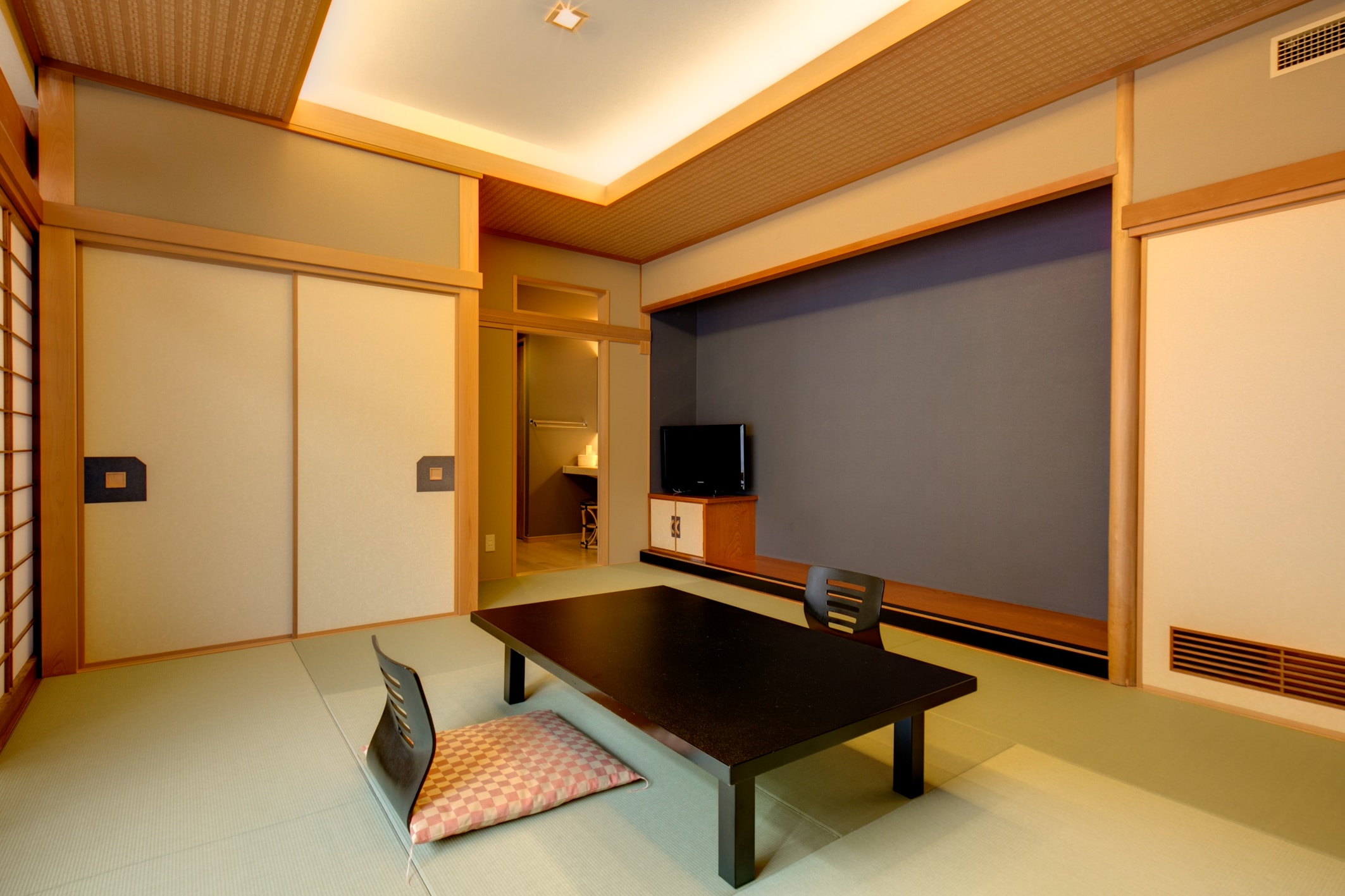Non-smoking Japanese and Western rooms