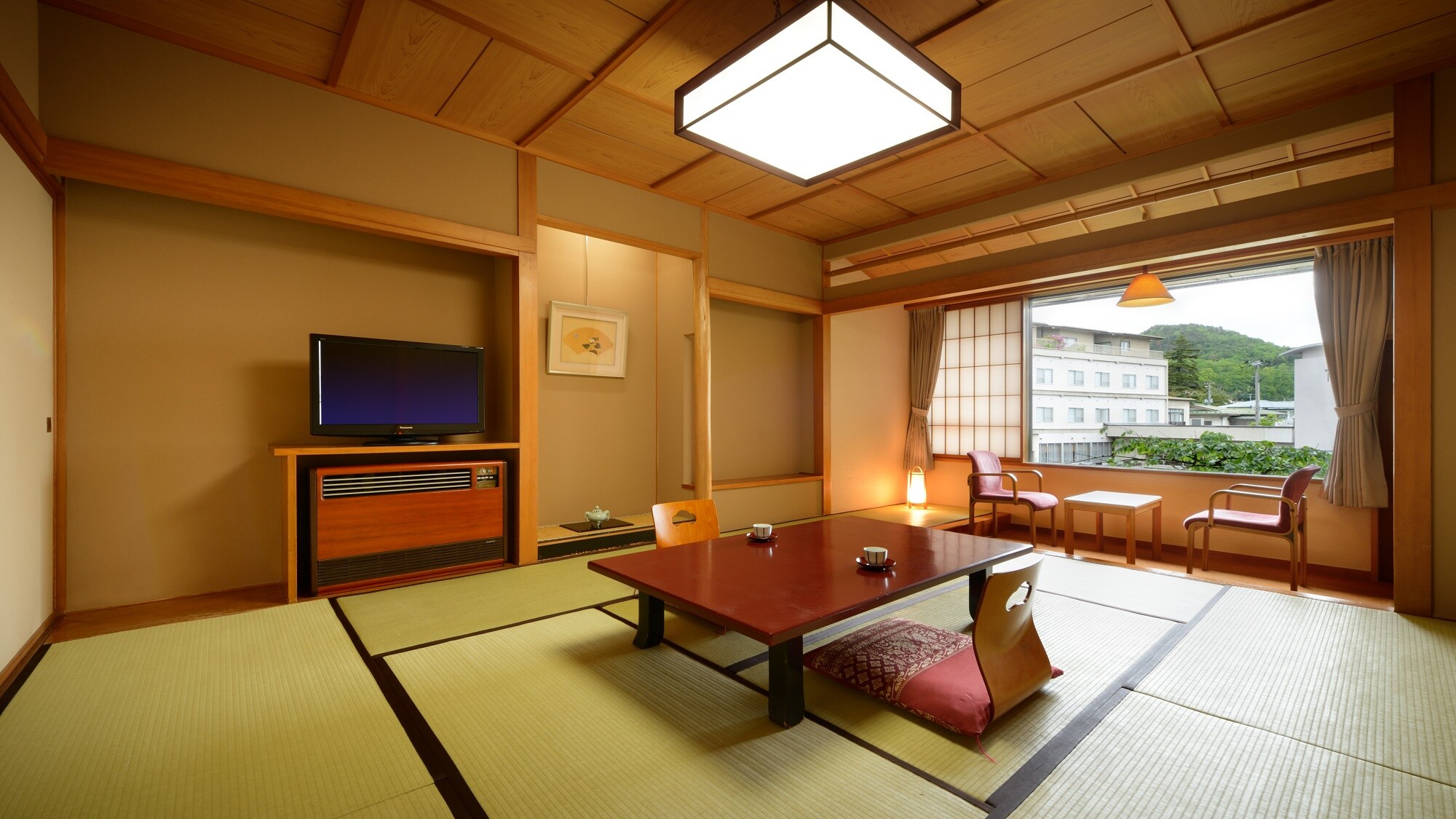 Honmaru 11 tatami Japanese-style room facing the Japanese garden