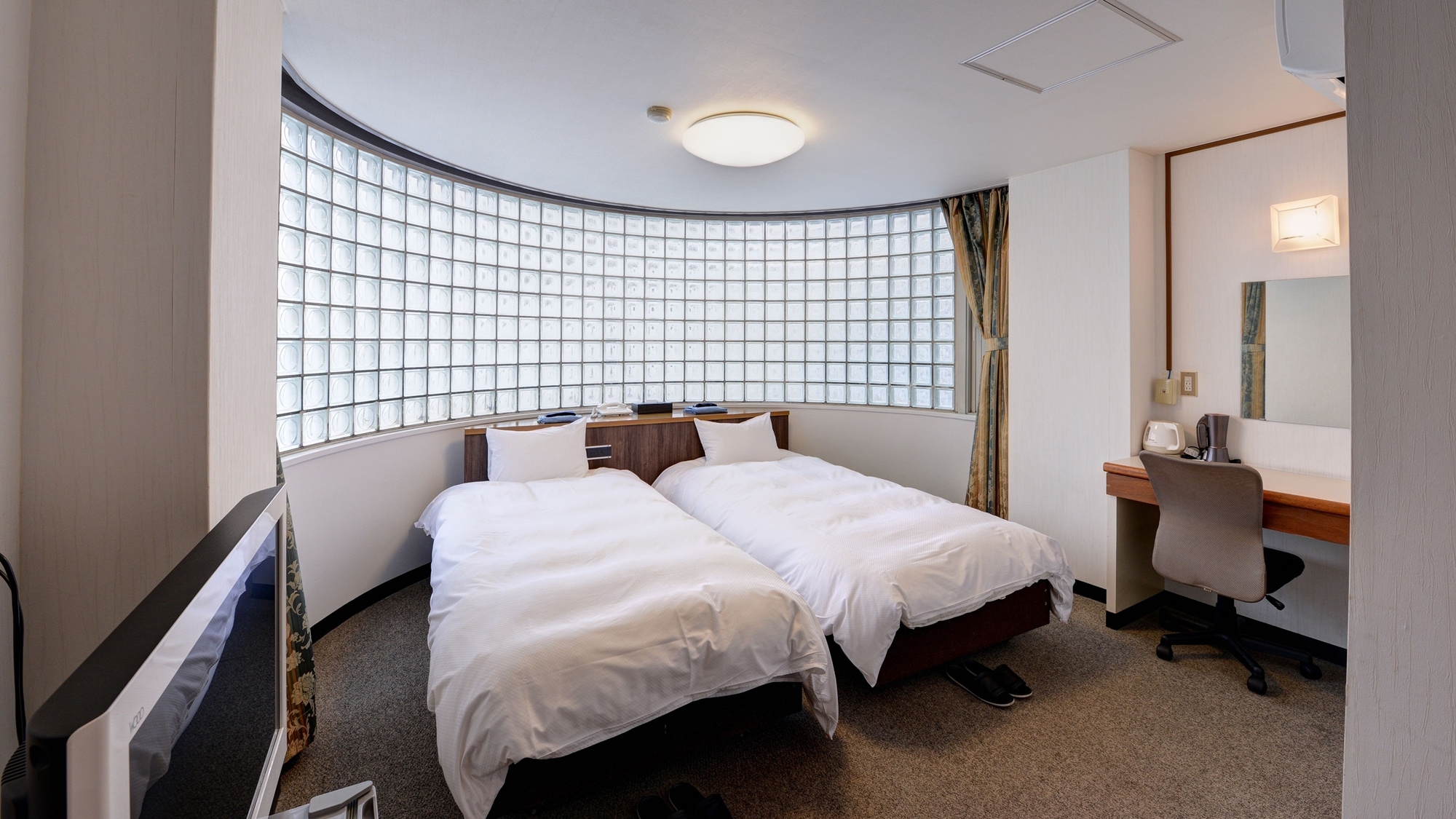 *Western-style Twin A (example of a guest room) / Recommended for couples! Enjoy a good night's sleep in a fluffy bed.