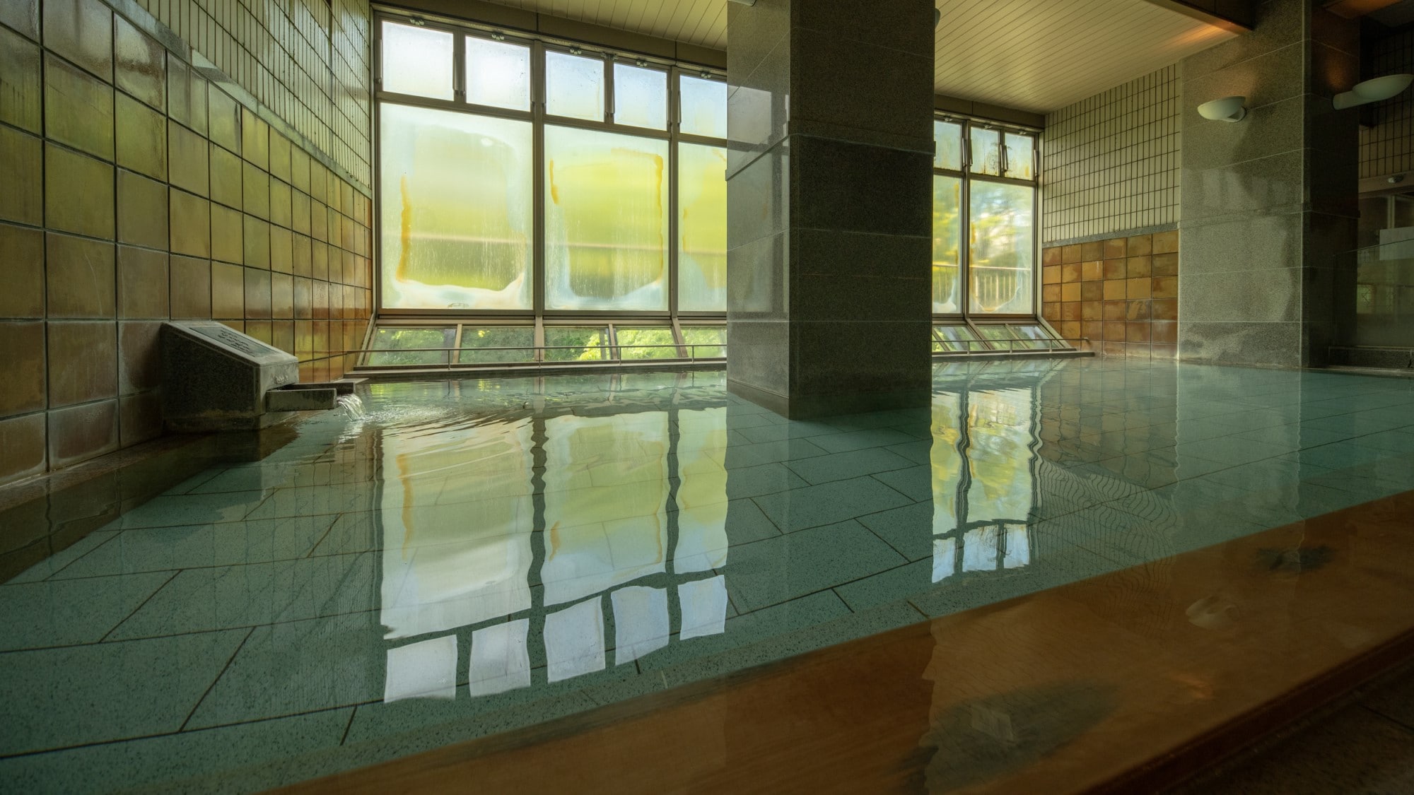 [Large communal bath "Crystal bath"] You can enjoy a tour of 15 hot springs in the hotel