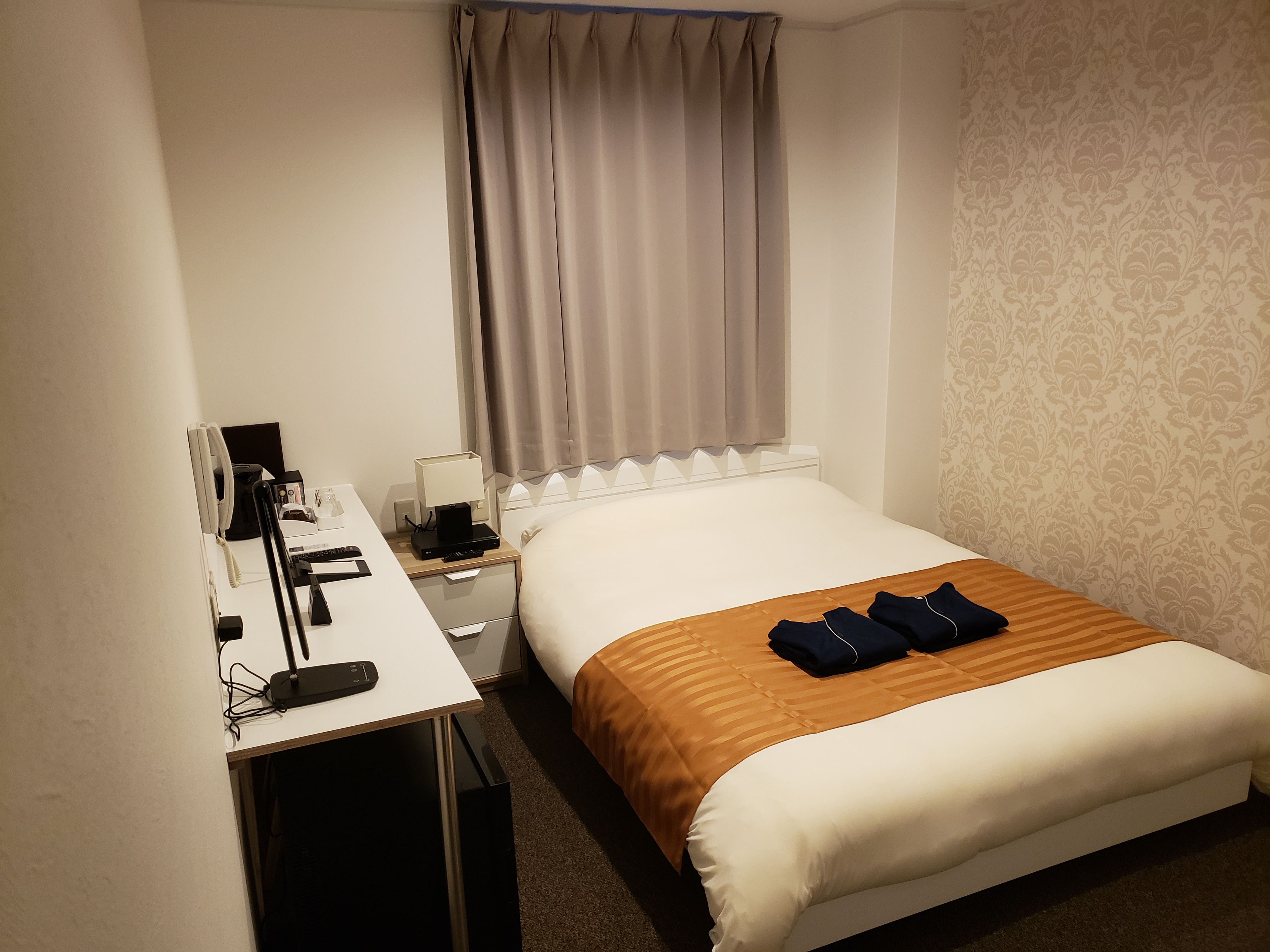 6th and 7th floors: Double bedroom: bed size (1400 x 1950), room size is 18 square meters
