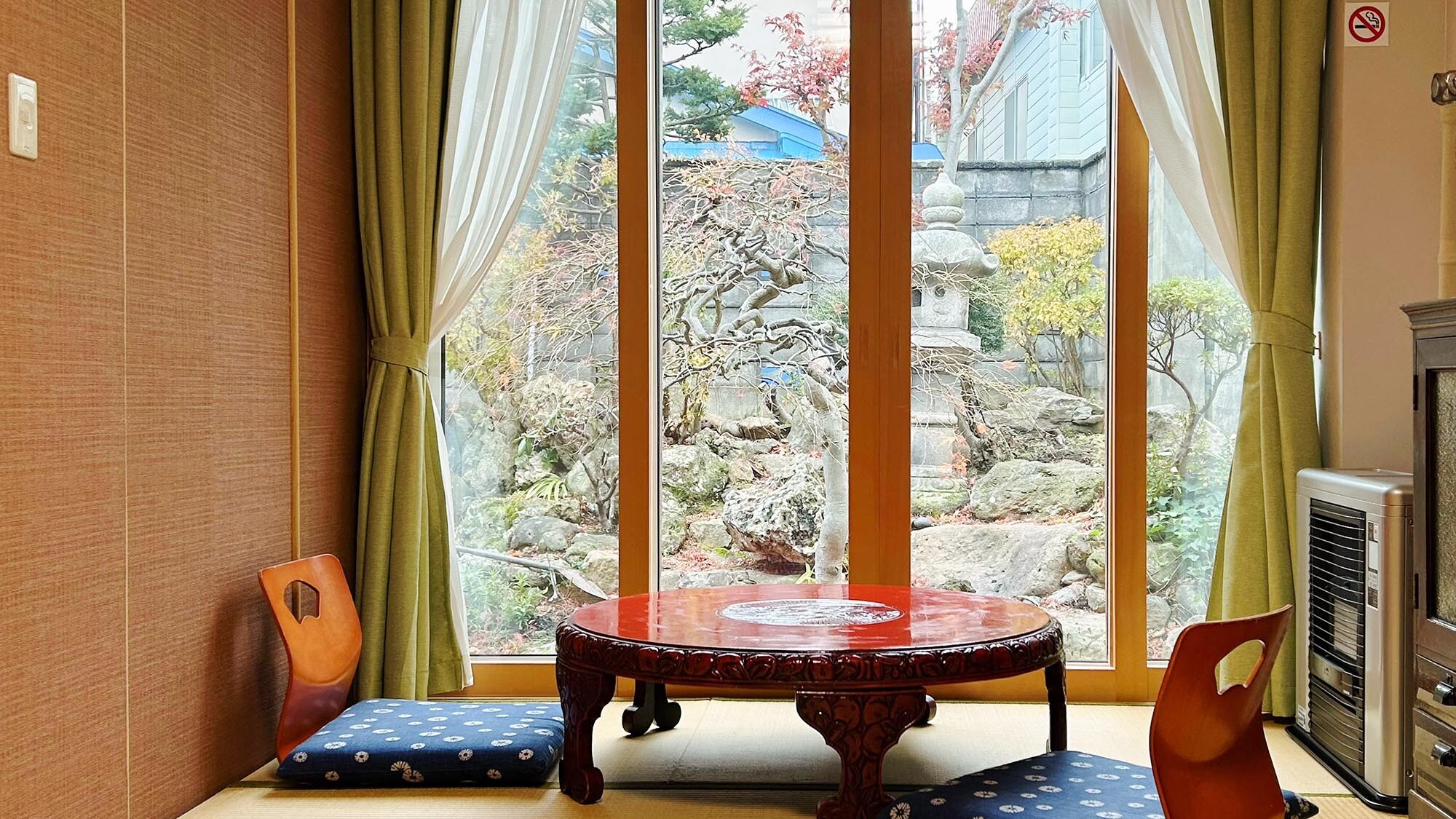 ・【103】 Enjoy a relaxing time reflecting on your trip with your partner or friends in front of a tasteful Japanese garden.