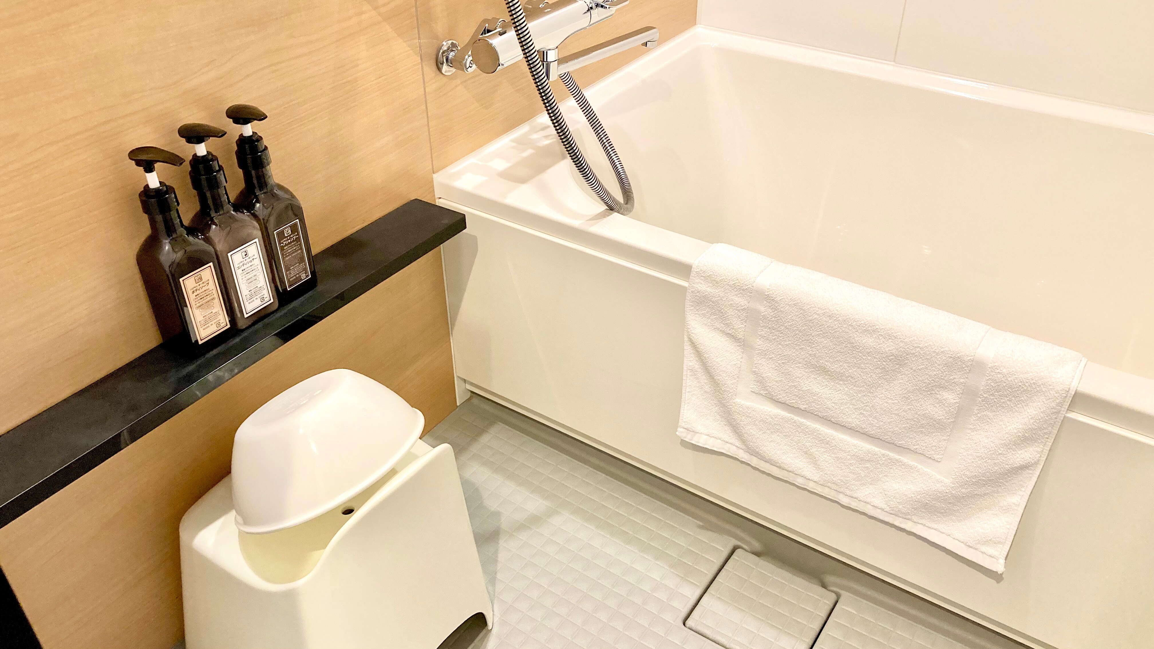 Bersama dengan anak Anda! Nyaman dengan area cuci + bath tub + kursi