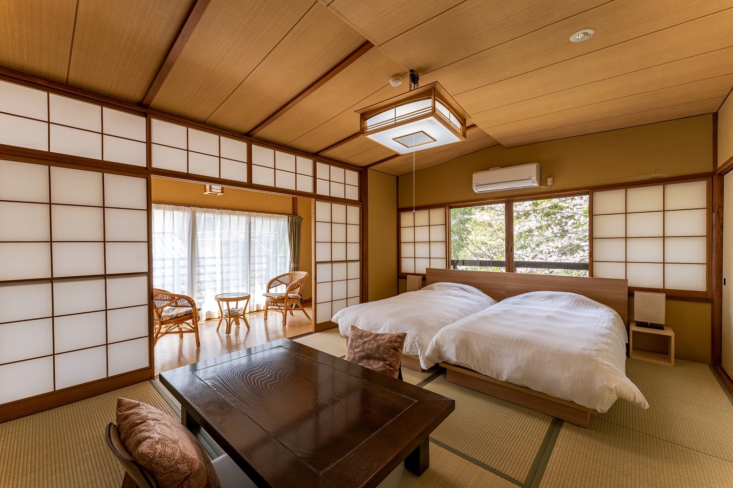 Kamar bergaya Jepang dengan beranda, 10 tikar tatami, kamar mandi cemara, tempat tidur kembar