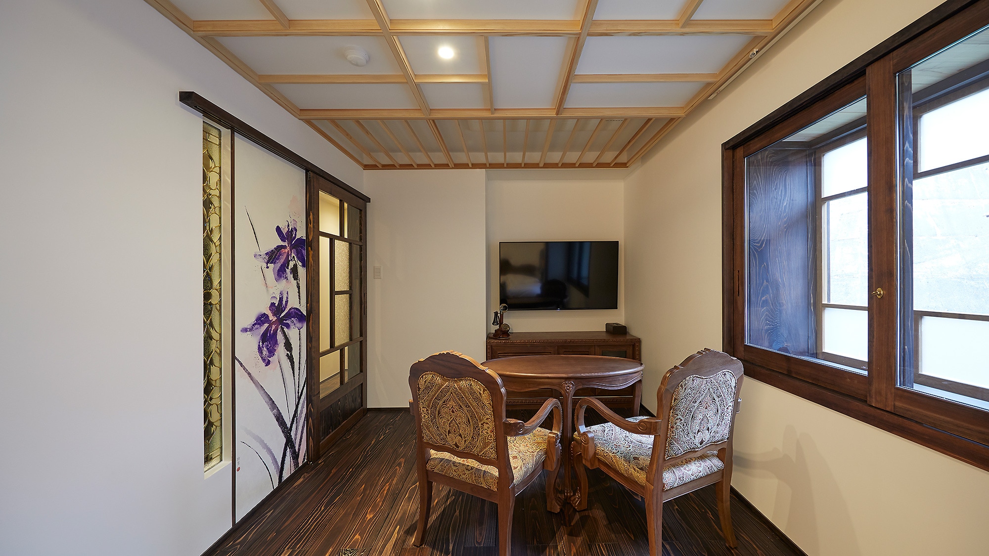 Kamar tamu modern era Taisho di lereng gunung