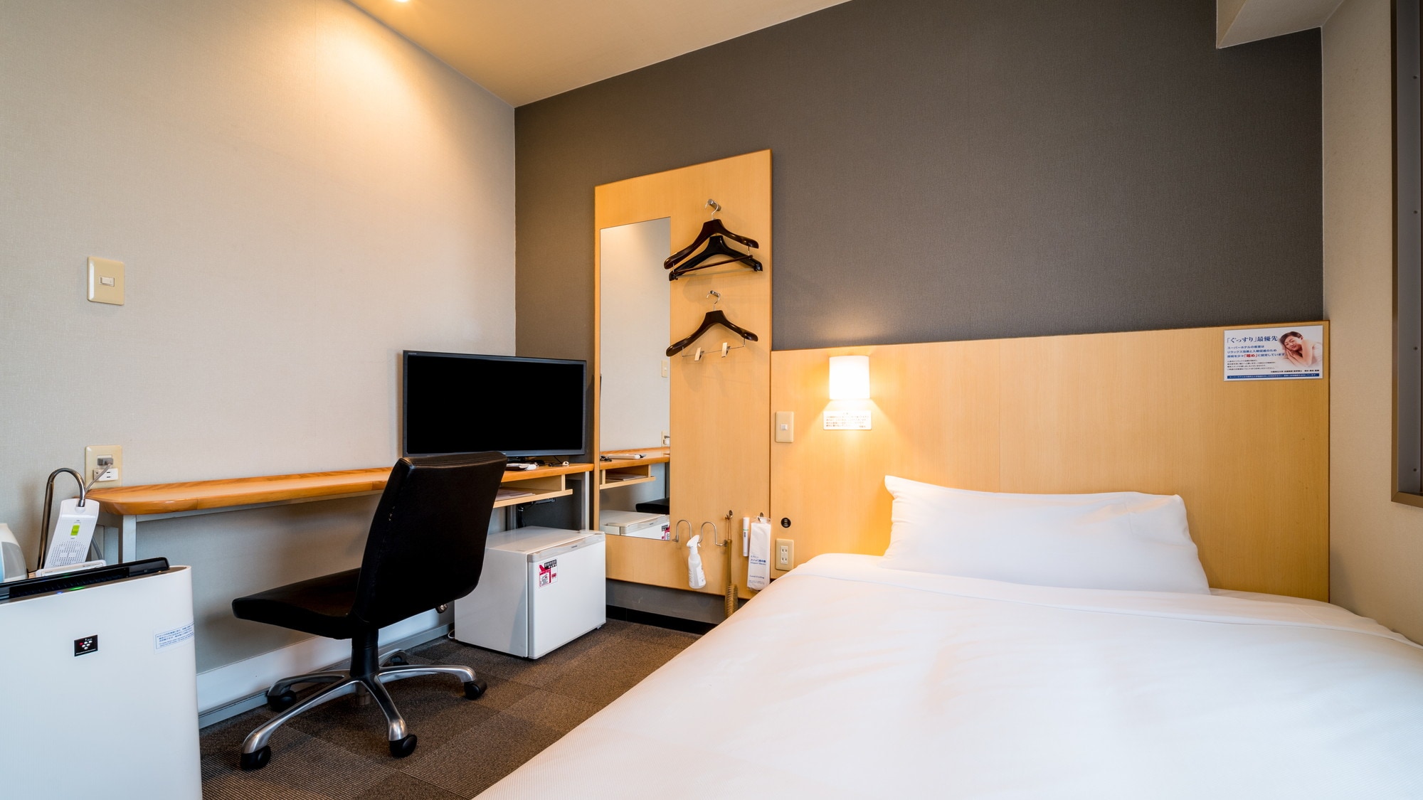 A 140cm wide bed and a mattress with just the right amount of firmness will ensure a good night's sleep.