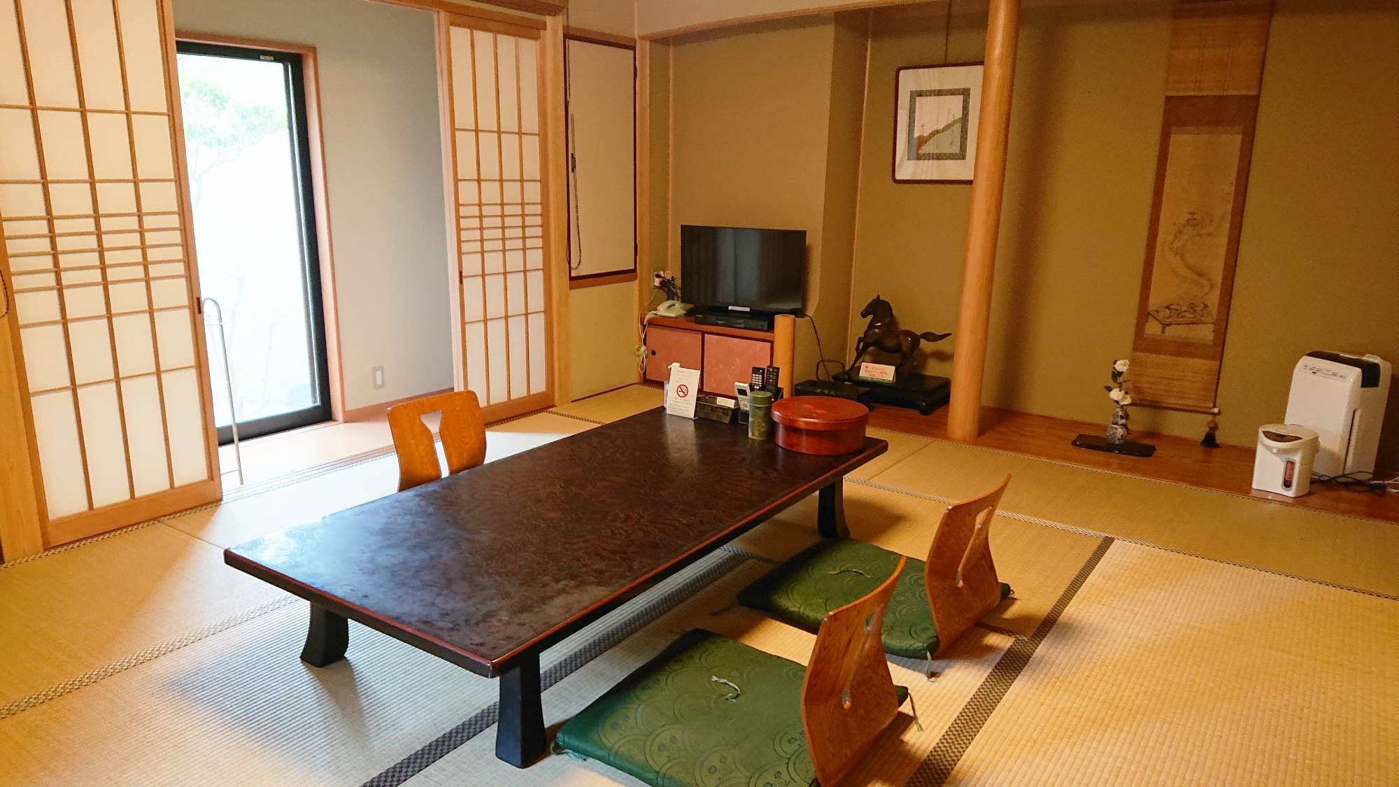 ・ Non-smoking Japanese-style room 10 tatami mats (with bath and toilet)