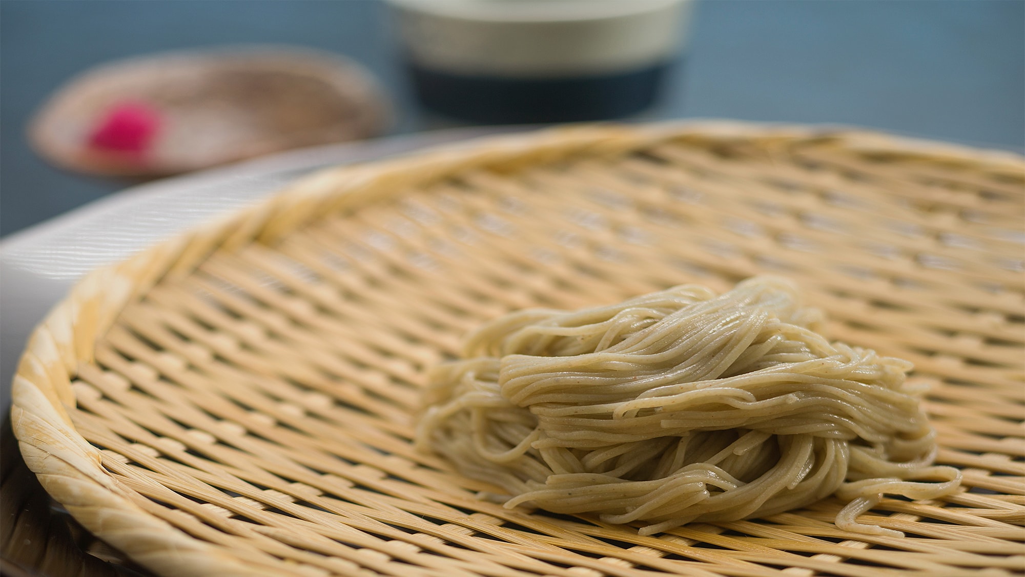 【100％天野產蕎麥麵】細而有嚼勁的蕎麥麵搭配香氣撲鼻的鰹魚湯，美味可口。