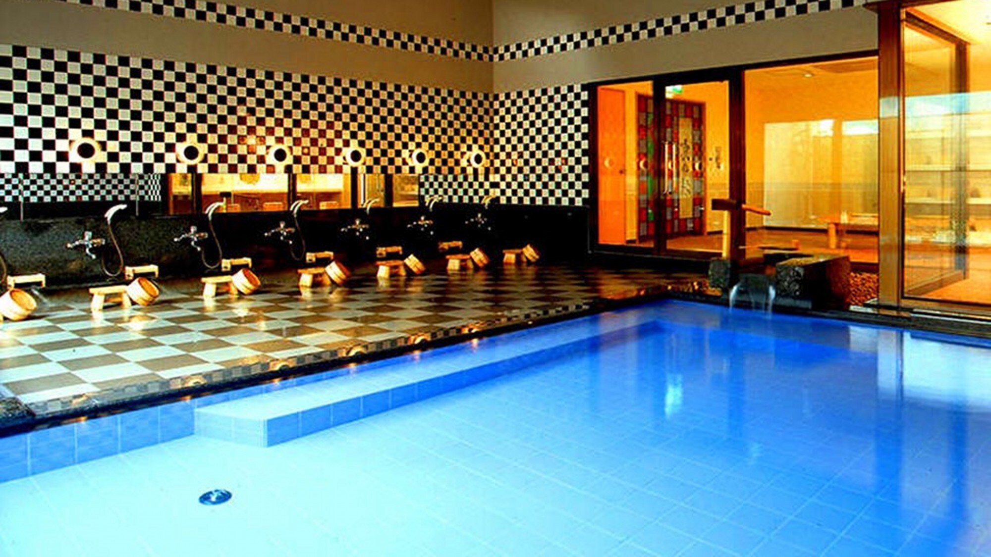 [Hot spring] Large public baths for men and women. These days there are very few inns that change the hot spring water every day. Many repeat customers come for this reason.
