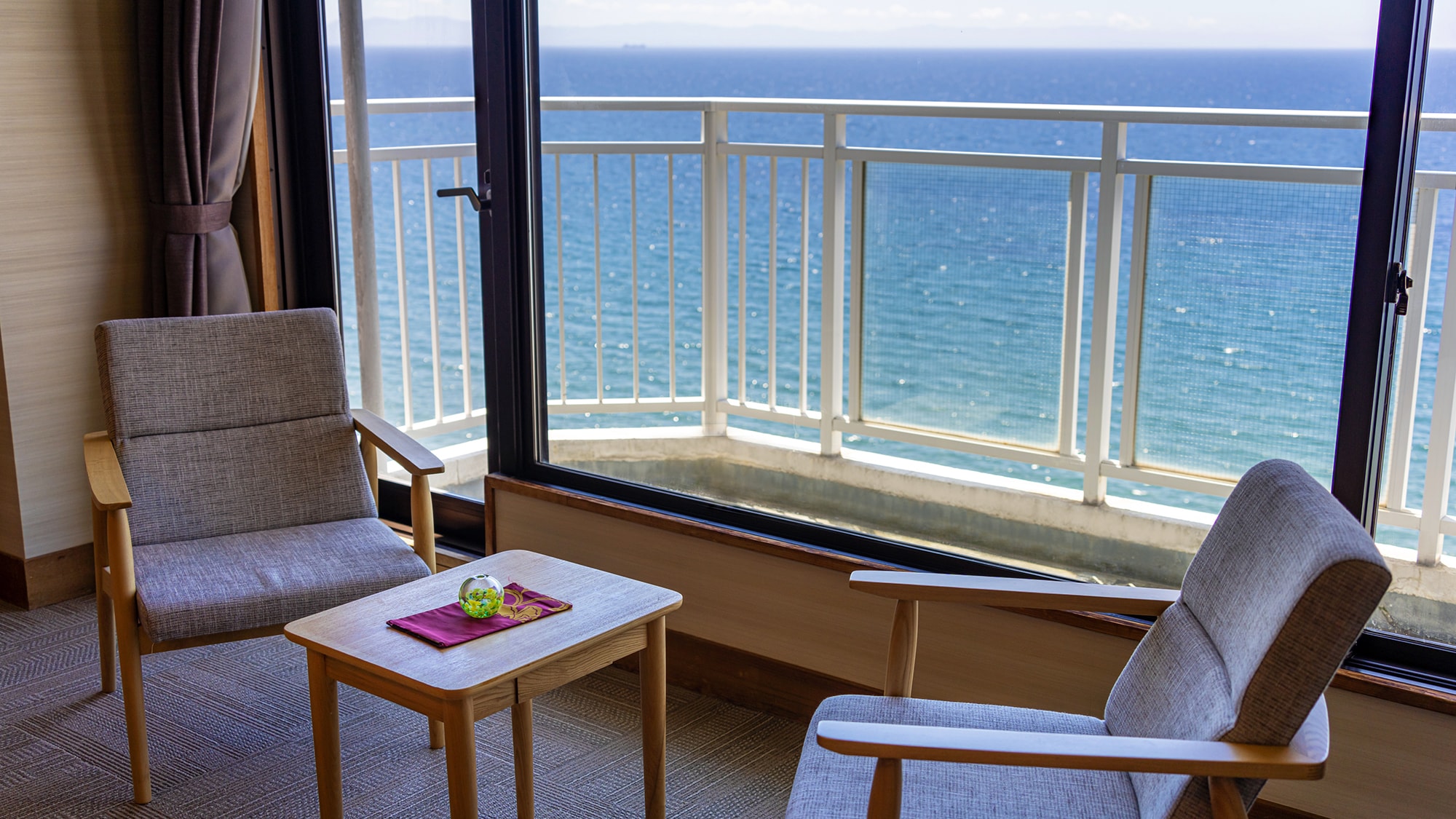 You can greet a refreshing awakening with a view of the glittering sea.