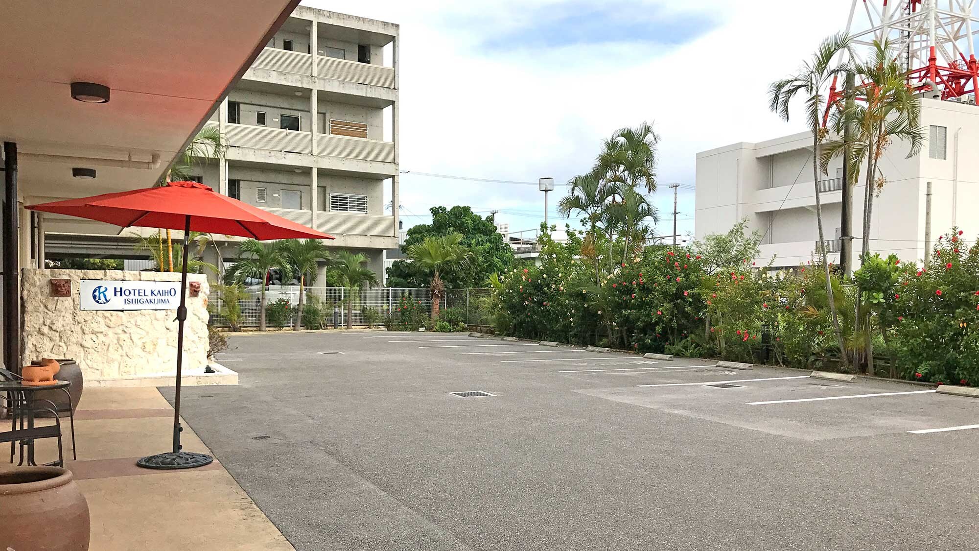[Parking] 15 cars can be parked for free.