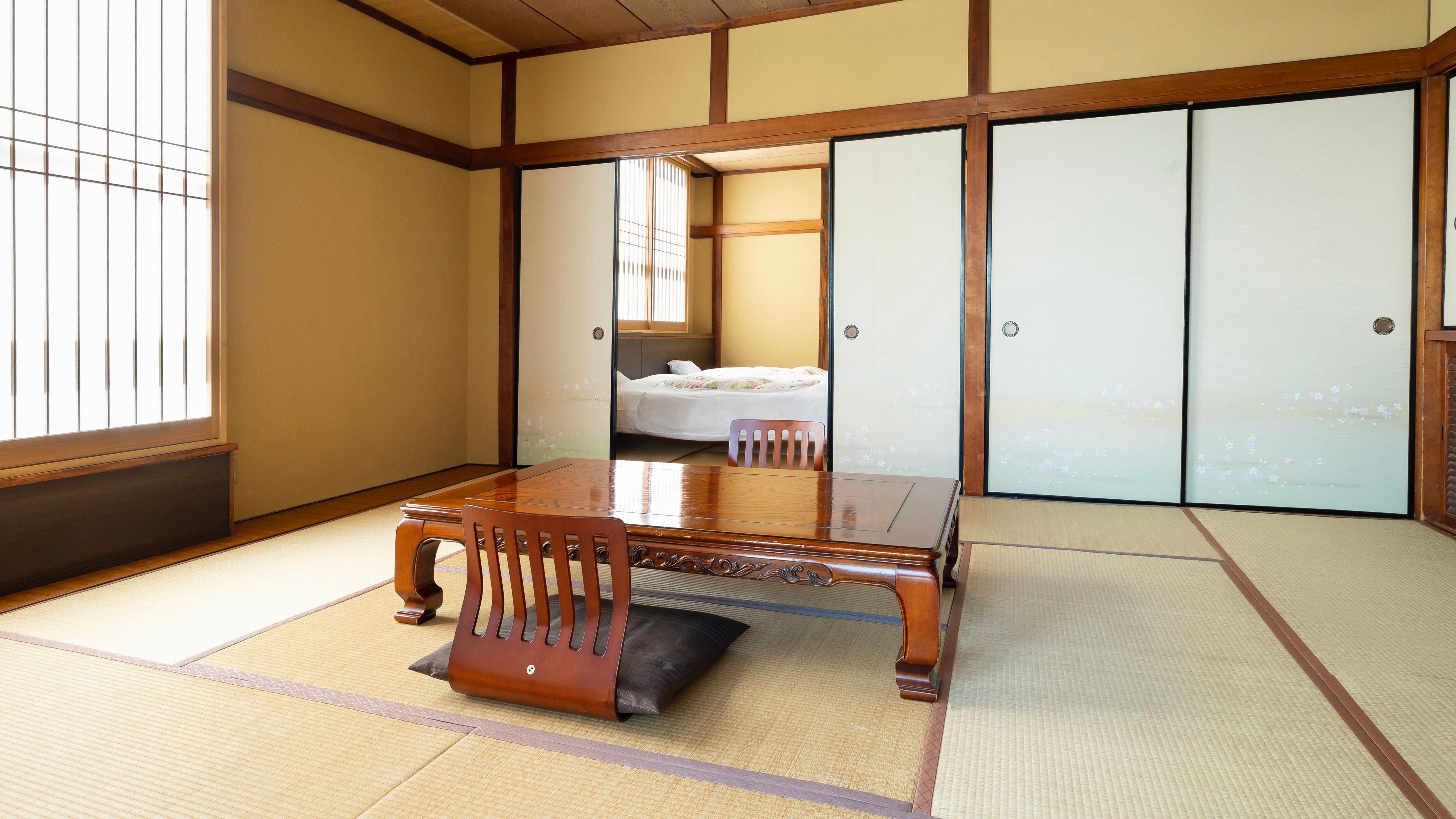 16 tatami Japanese-style room corner room A total of 16 tatami Japanese-style room with a 10 tatami living room and a 6 tatami bedroom. With a wide rim. The largest room in the hotel.