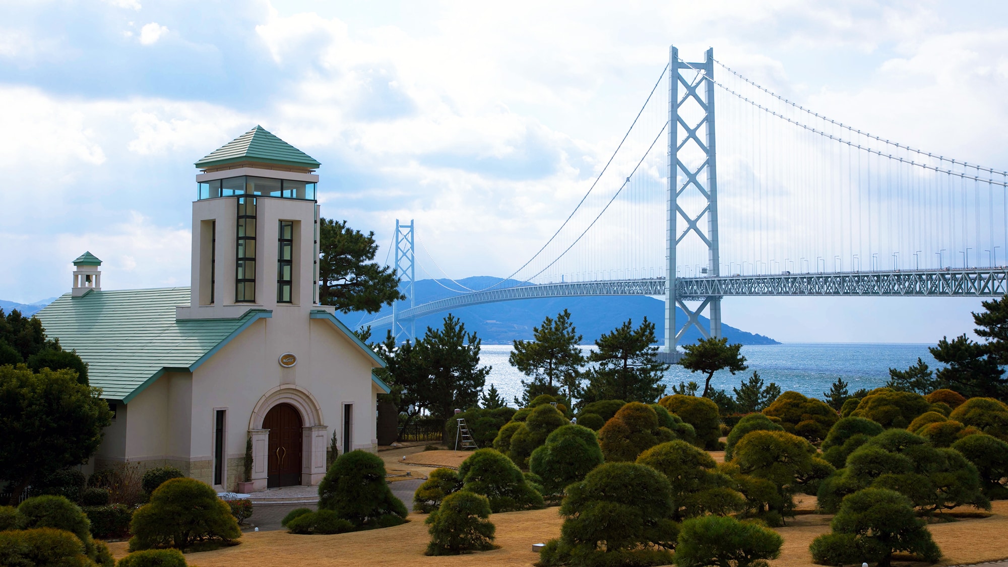 A chapel overlooking the Akashi Kaikyo Bridge. Like a bridge connecting the earth, the bond between the two is also connected ☆