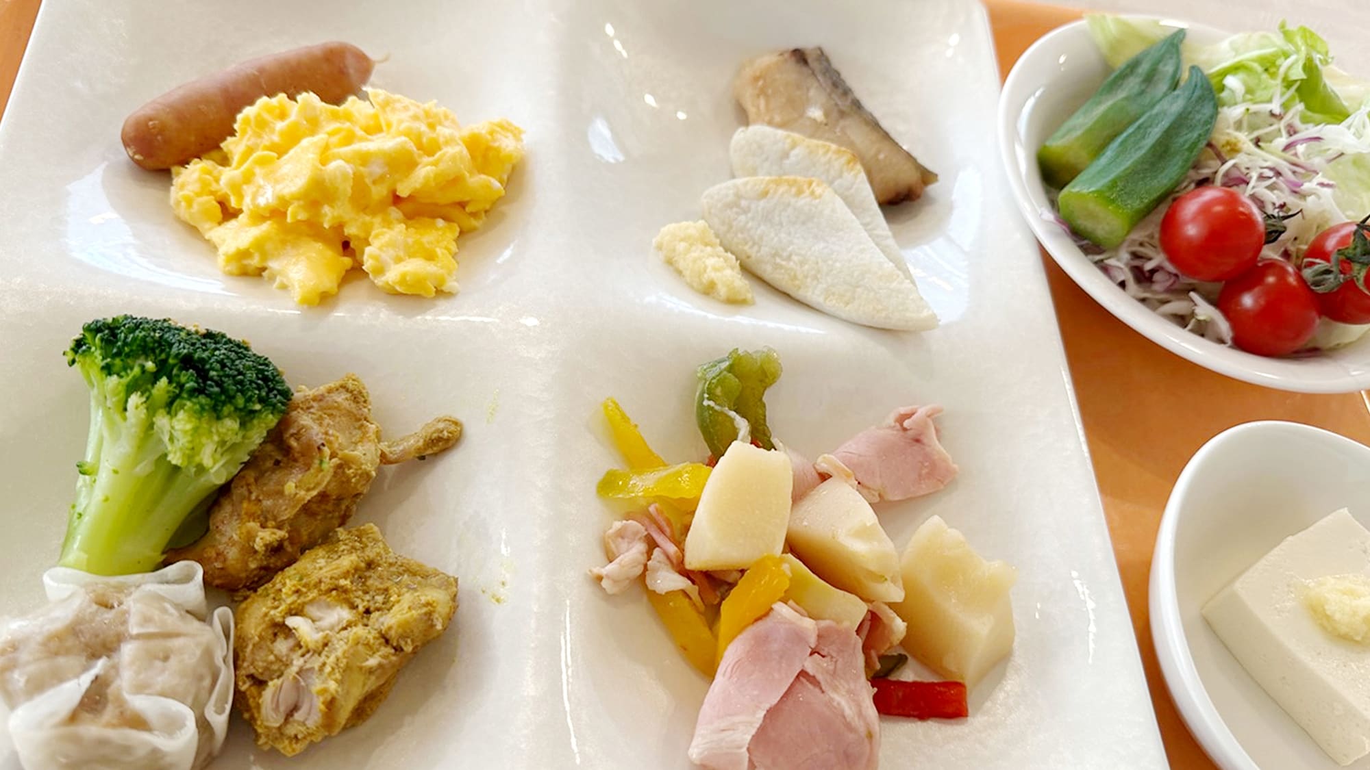 Piring sarapan prasmanan