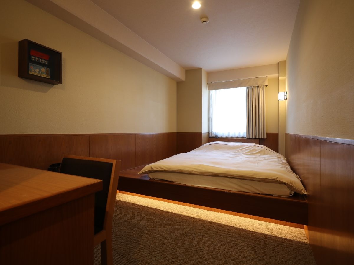 Phòng đôi có sàn nâng ◇ Không hút thuốc ◇ 18 mét vuông ◇ Chiều rộng nệm futon 160 cm ◇ Không mang giày dép khi vào phòng