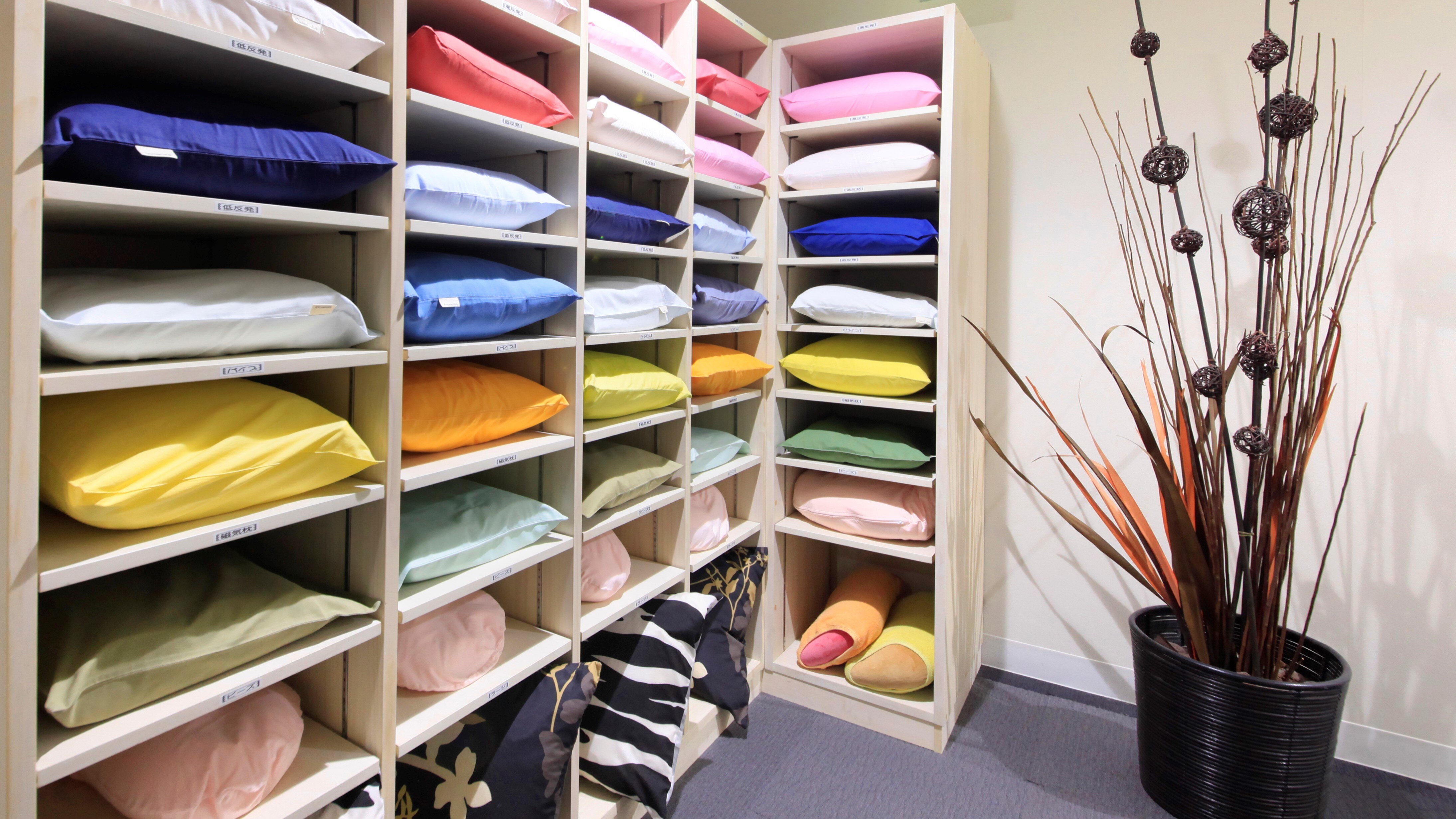 枕頭租賃架，多種枕頭可供選擇。