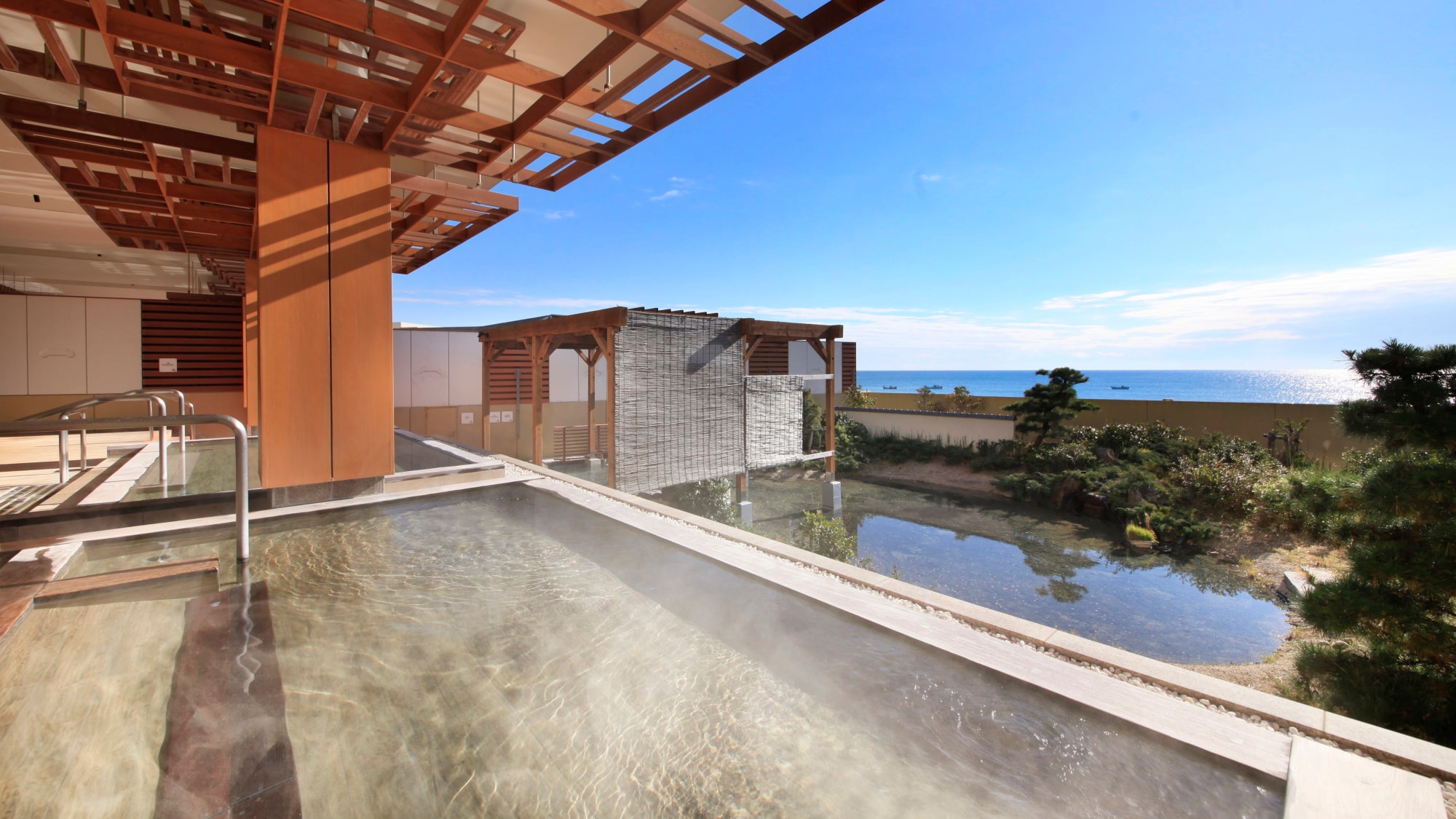 You can also use the hot spring bath "Sea Corridor" in the adjacent Kamogawa Grand Hotel. (free)