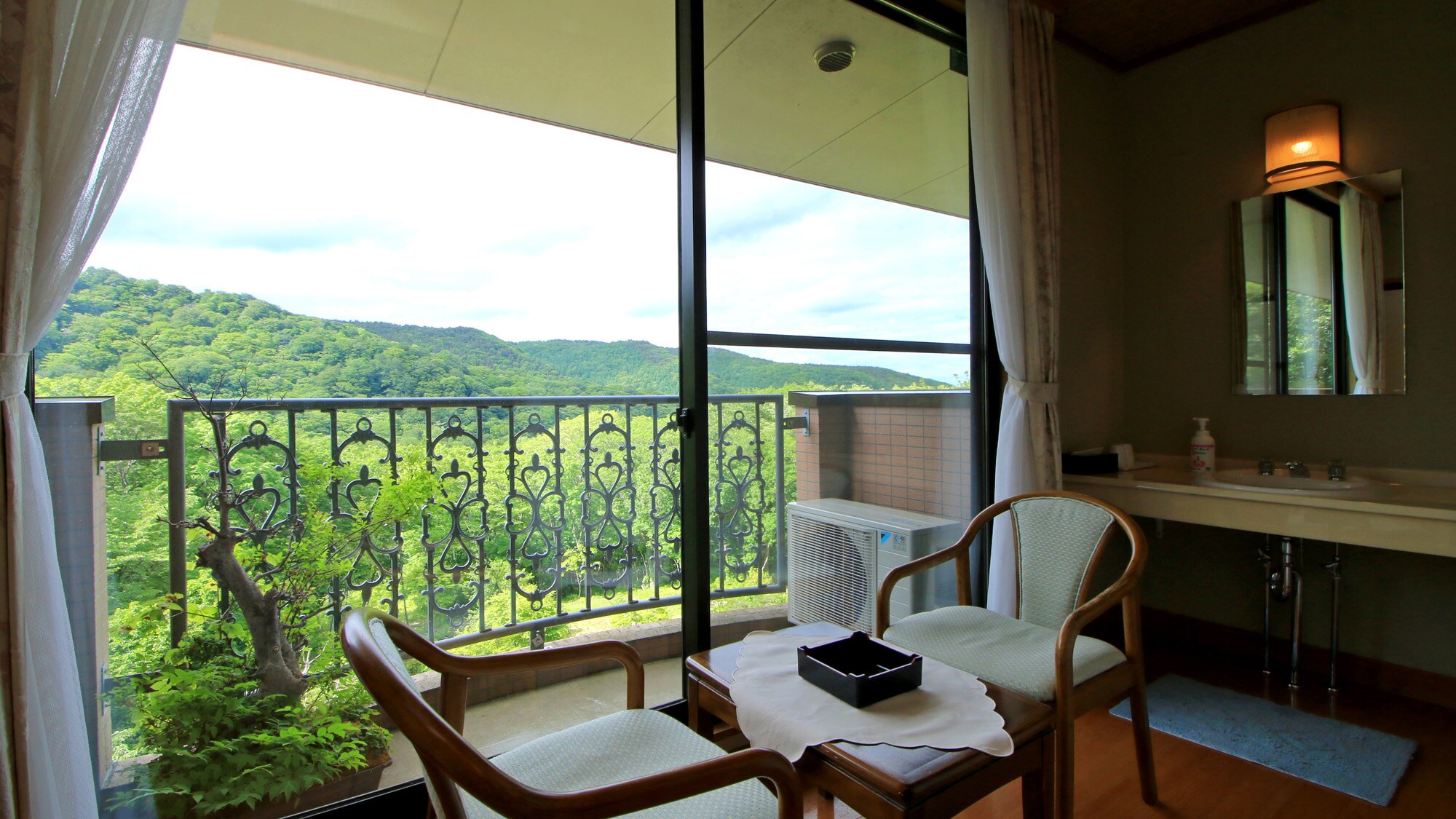 # [Example of a room] Enjoy a relaxing stay in the quiet surroundings that can only be found in the mountain valley, rich in nature.