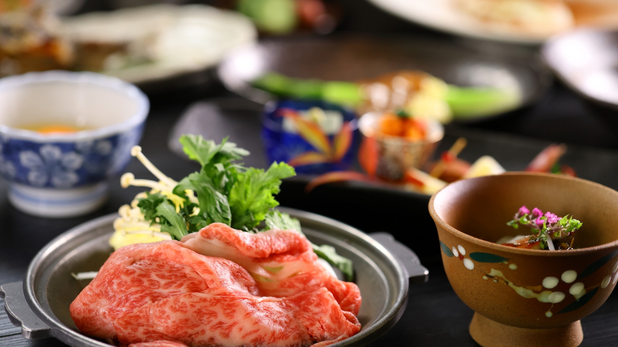 Kami akan menyajikan daging sapi Shinshu Tateshina sebagai sukiyaki.