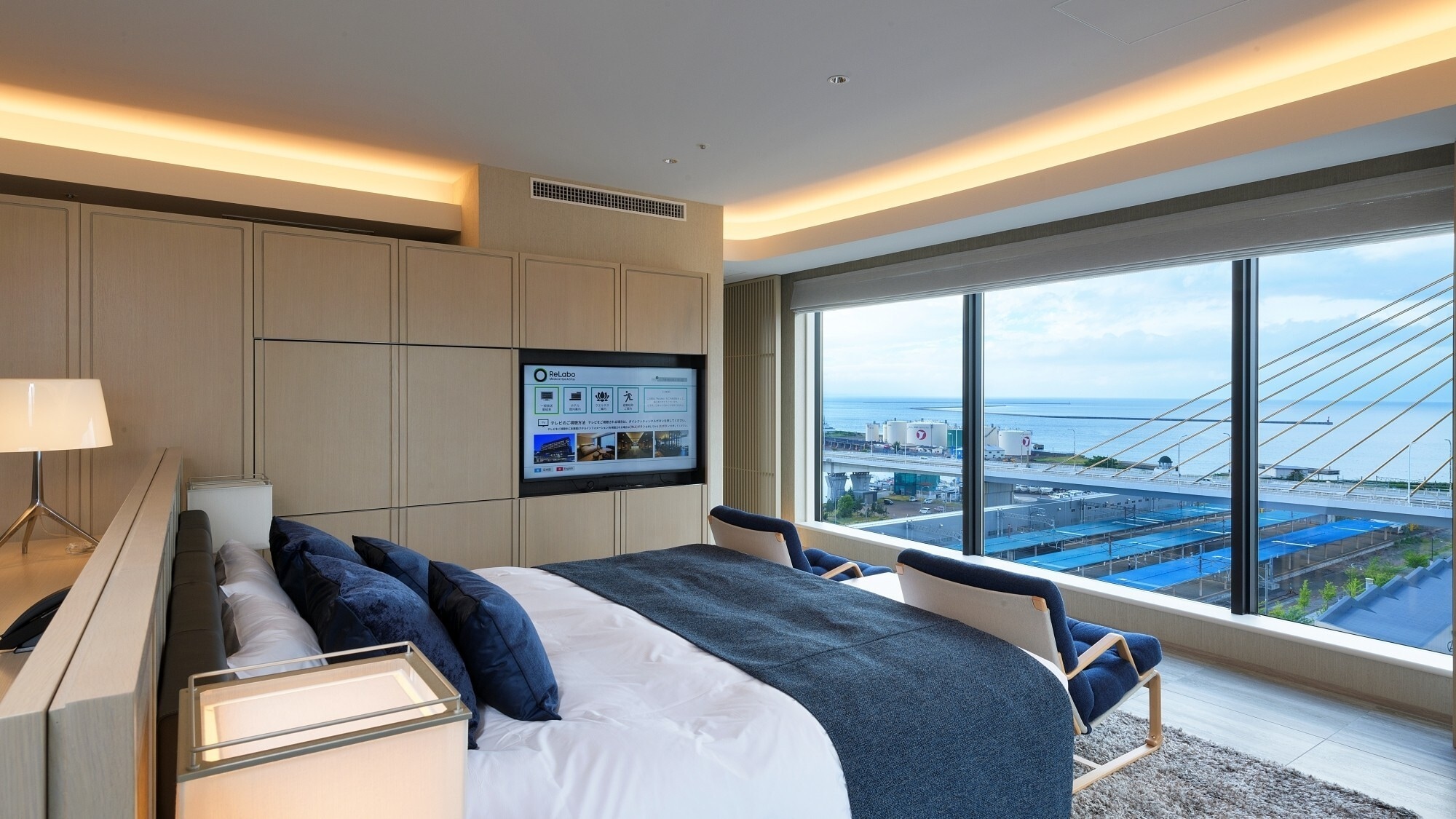 [Phòng Emperor Suite] Không gian rộng rãi được trang trí bằng đồ nội thất và vật dụng trang trí cao cấp, tạo nên bầu không khí sang trọng.