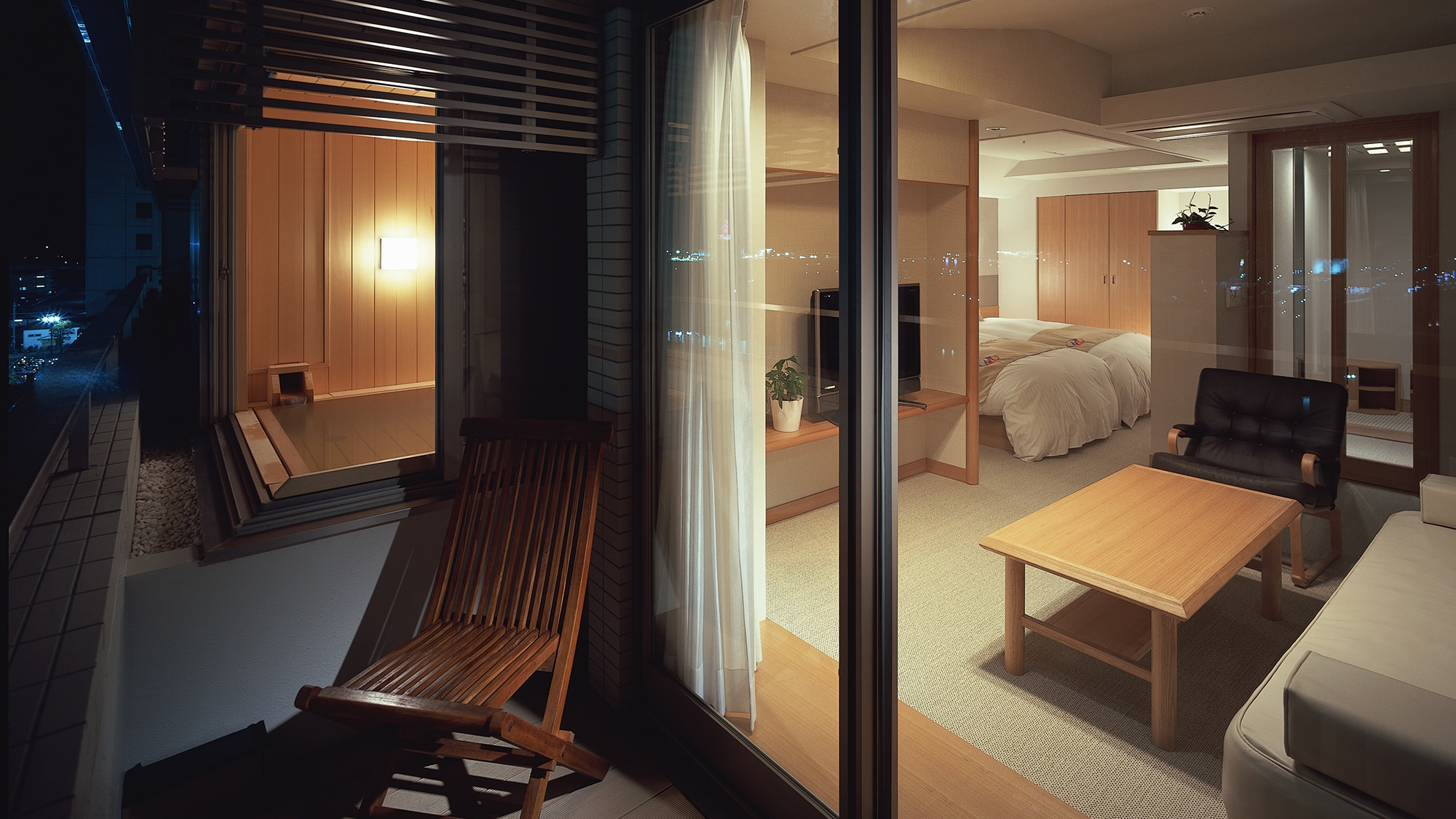 [Rooms with open-air baths] Please spend a relaxing time in the cypress baths, wood-grain furniture, and white-based calm rooms.