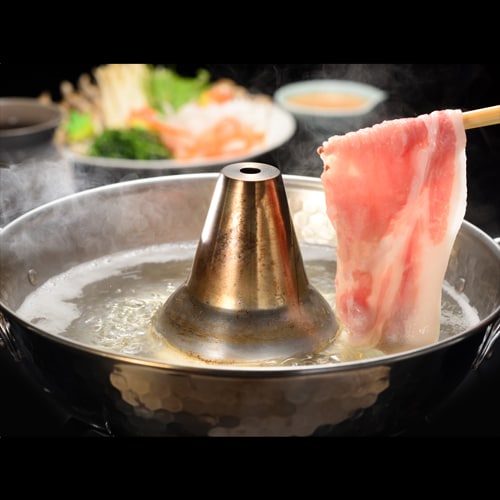 선명한 핑크색 고기를 뜨거운 냄비에 푹 빠뜨리면 맛이 긴밀한 맛을 즐길 수 있습니다.