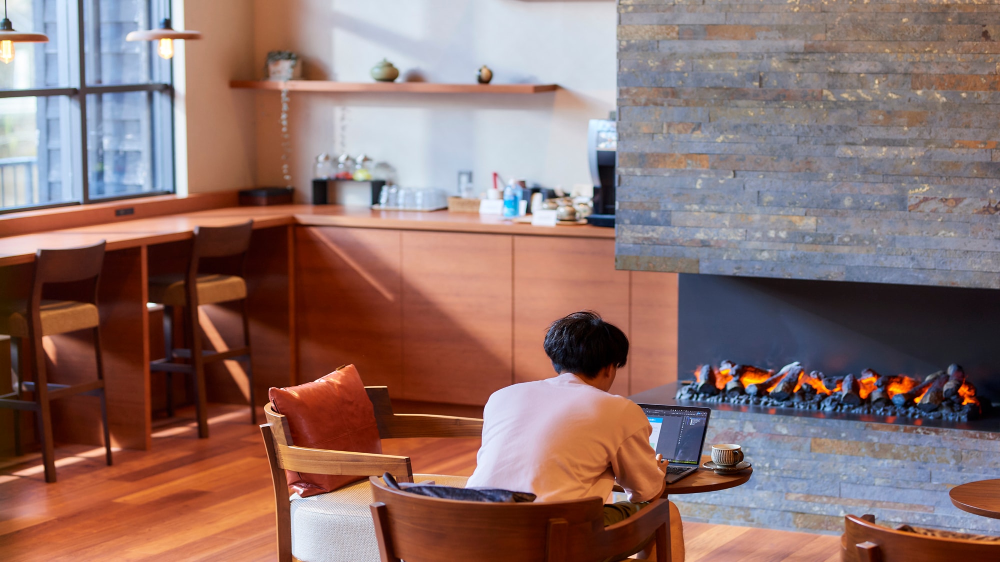 Café lounge / We offer a space where you can relax based on the warmth of wood.