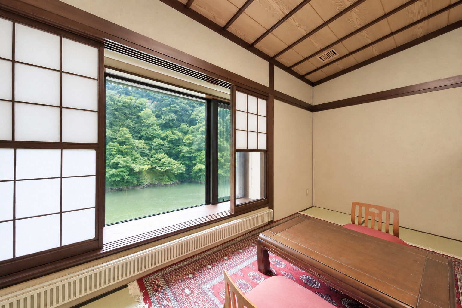 榻榻米房間,靠窗可俯瞰莊川峽谷
