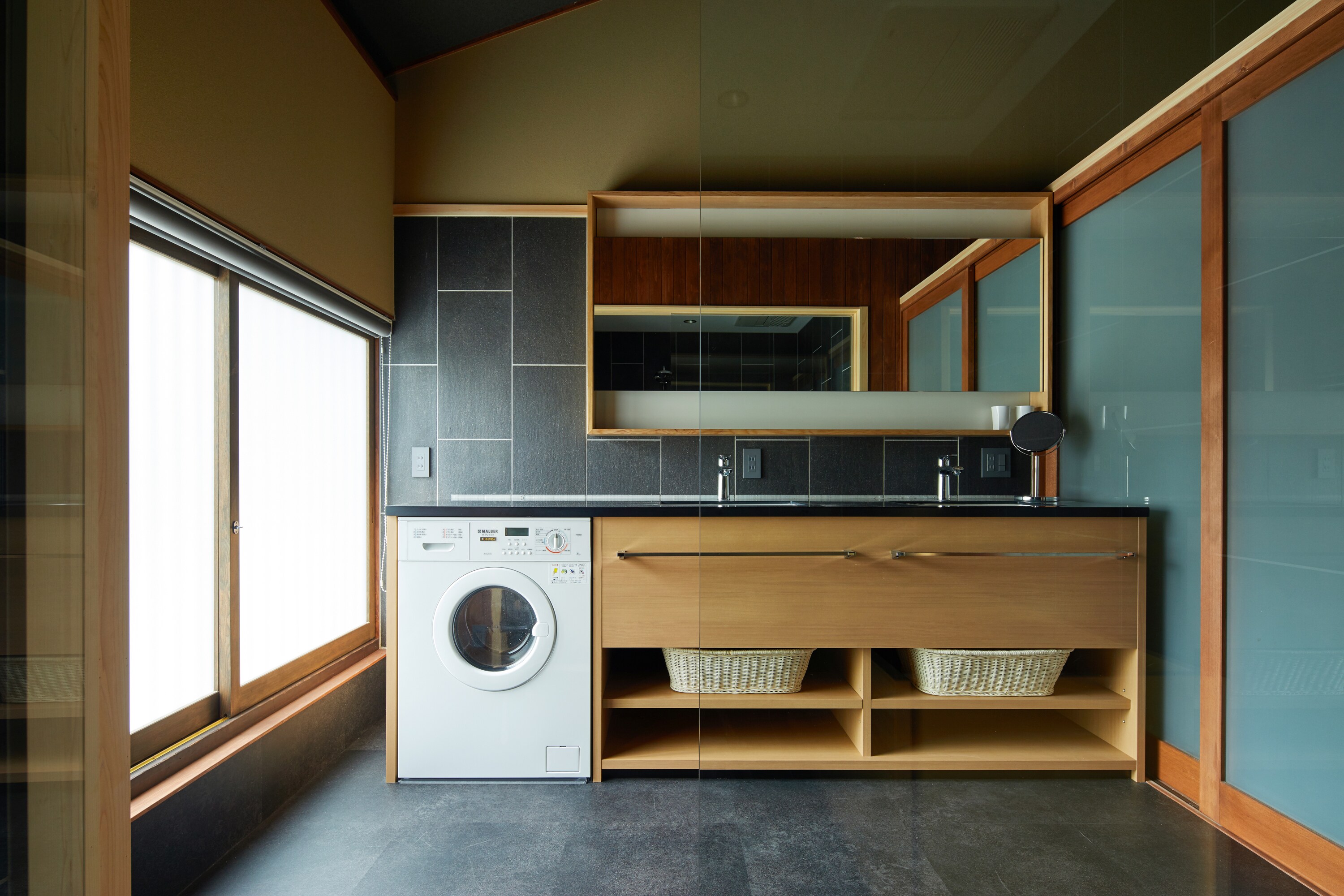 143: ชั้น 2 ฝั่งตะวันออก (เตียงควีนไซส์) ห้องน้ำและห้องซักรีด