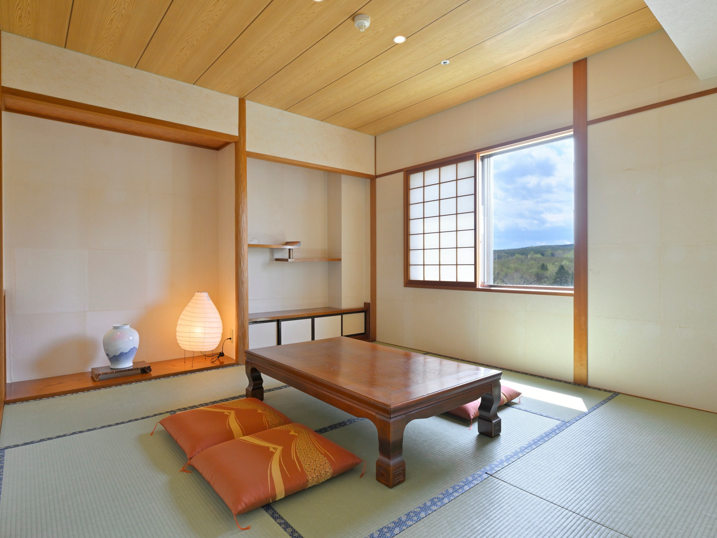 Modern Western-style room with moderate Japanese-Western style, 70 sq m, with mountain view.