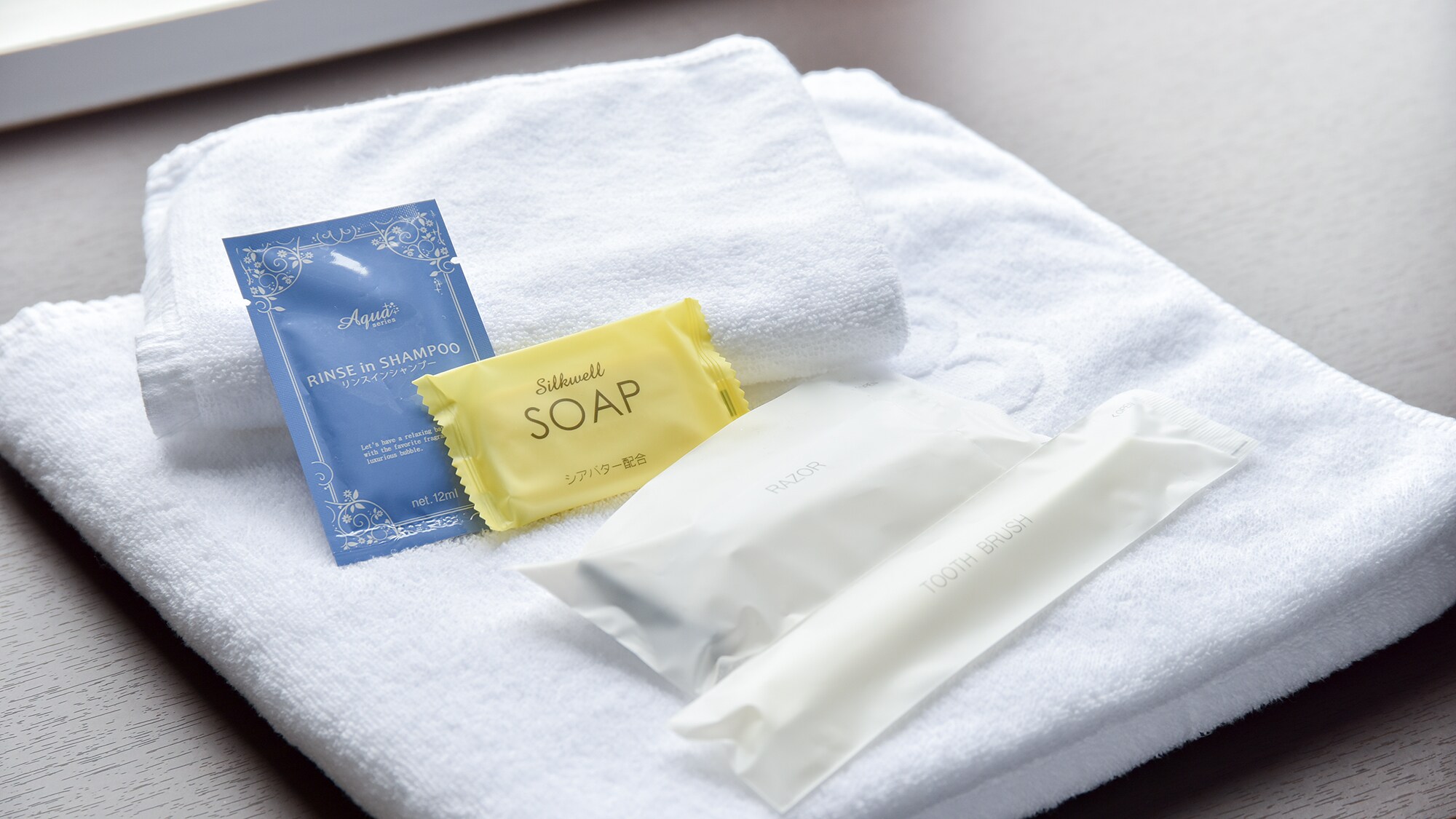 *ตัวอย่างสิ่งอำนวยความสะดวกในห้องพัก: ผ้าเช็ดตัว, ชุดนอน, แปรงสีฟัน ฯลฯ มีไว้ให้แม้ในราคาประหยัด