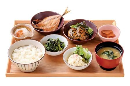 木炭烤竹荚鱼鸡肉丸子羊栖菜早餐套餐