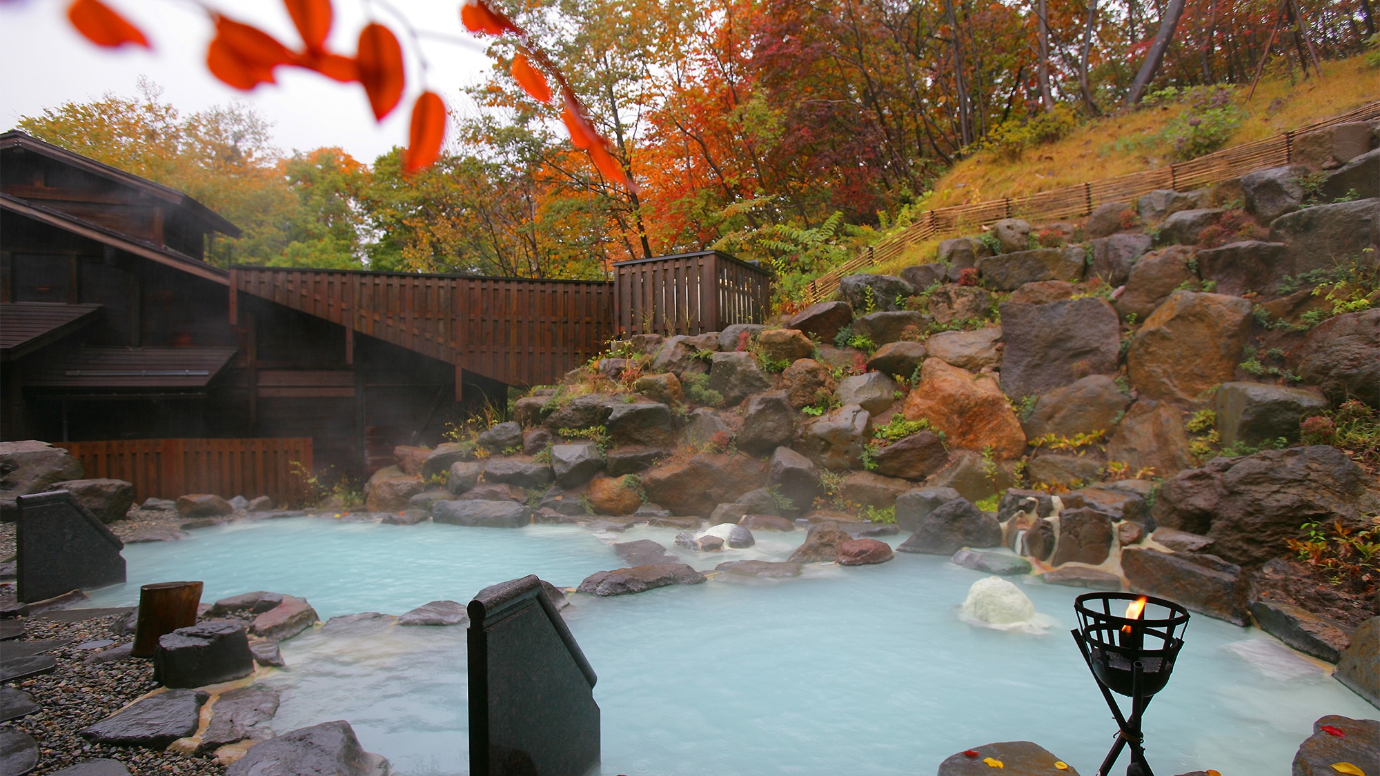 [Autumn] Milky-white, free-flowing natural hot spring made with 100% sulfur springs