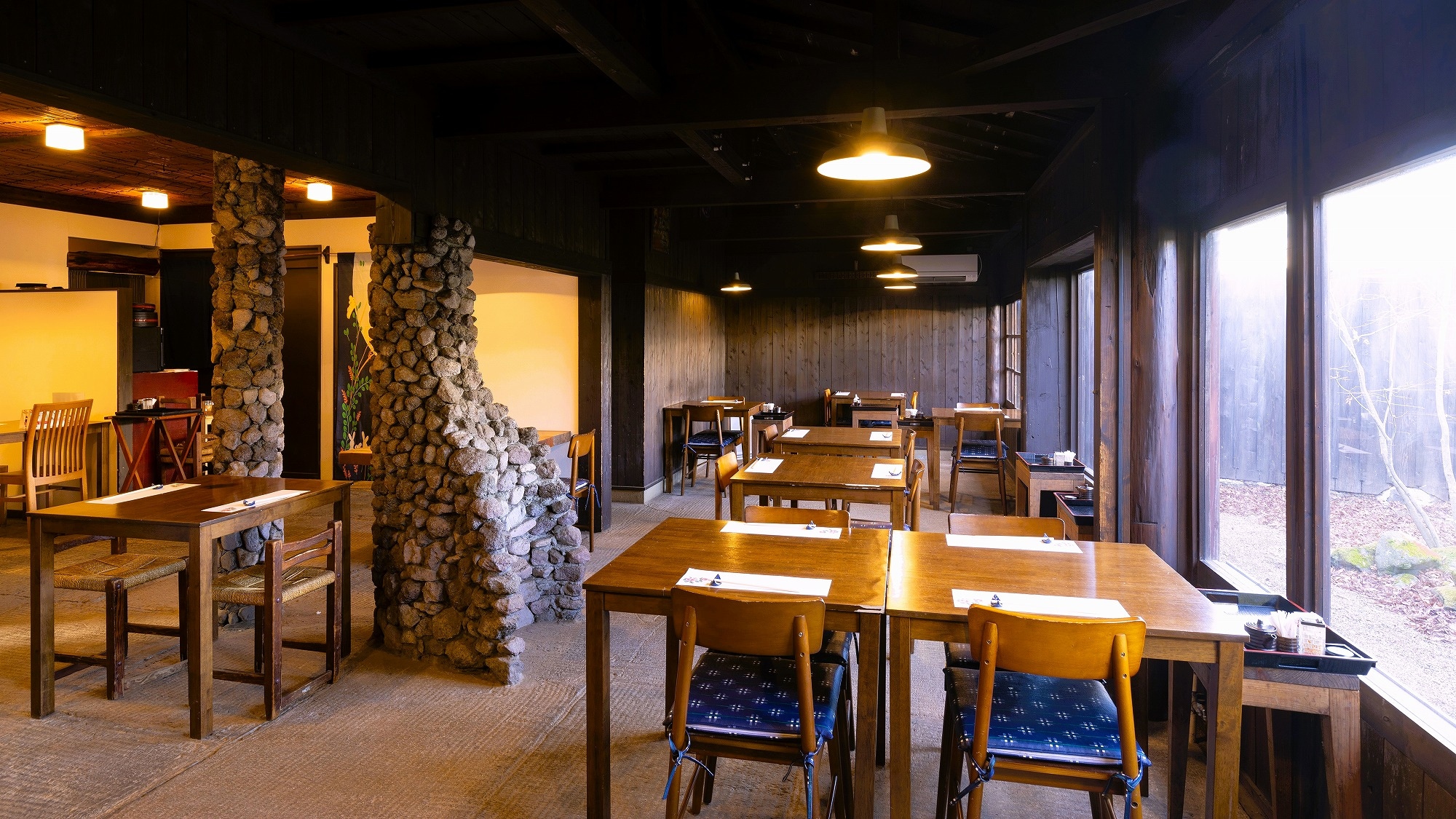 餐廳餐桌座位