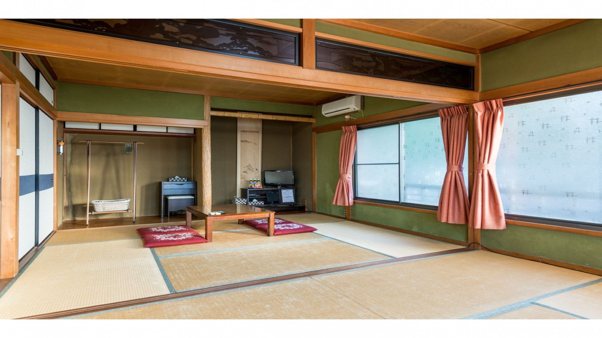[12 tatami mat Japanese-style room for guests with a plan with breakfast from 2 people]