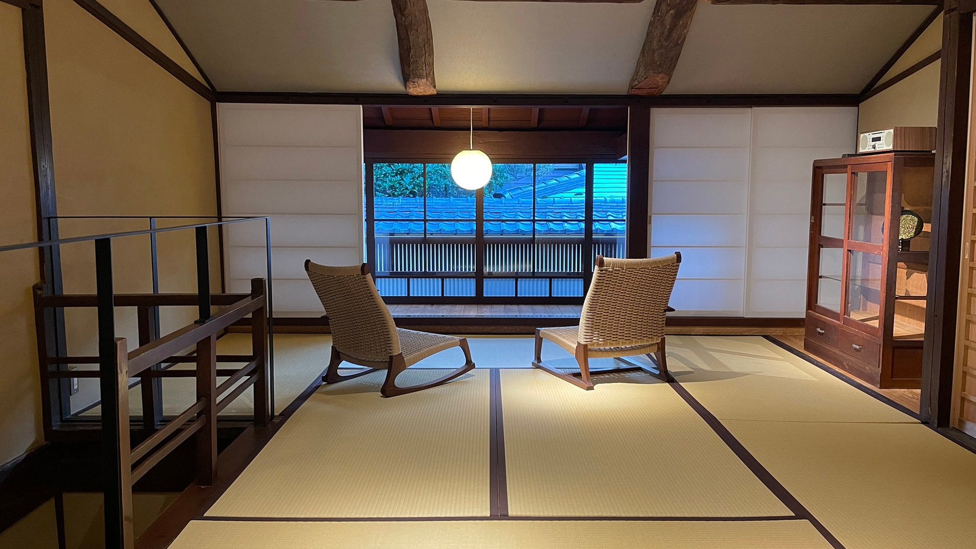 ・【2樓 Omotenoma】懷舊的室內裝潢和寧靜的氛圍,讓您暫時忘卻日常的煩擾,享受片刻的放鬆。