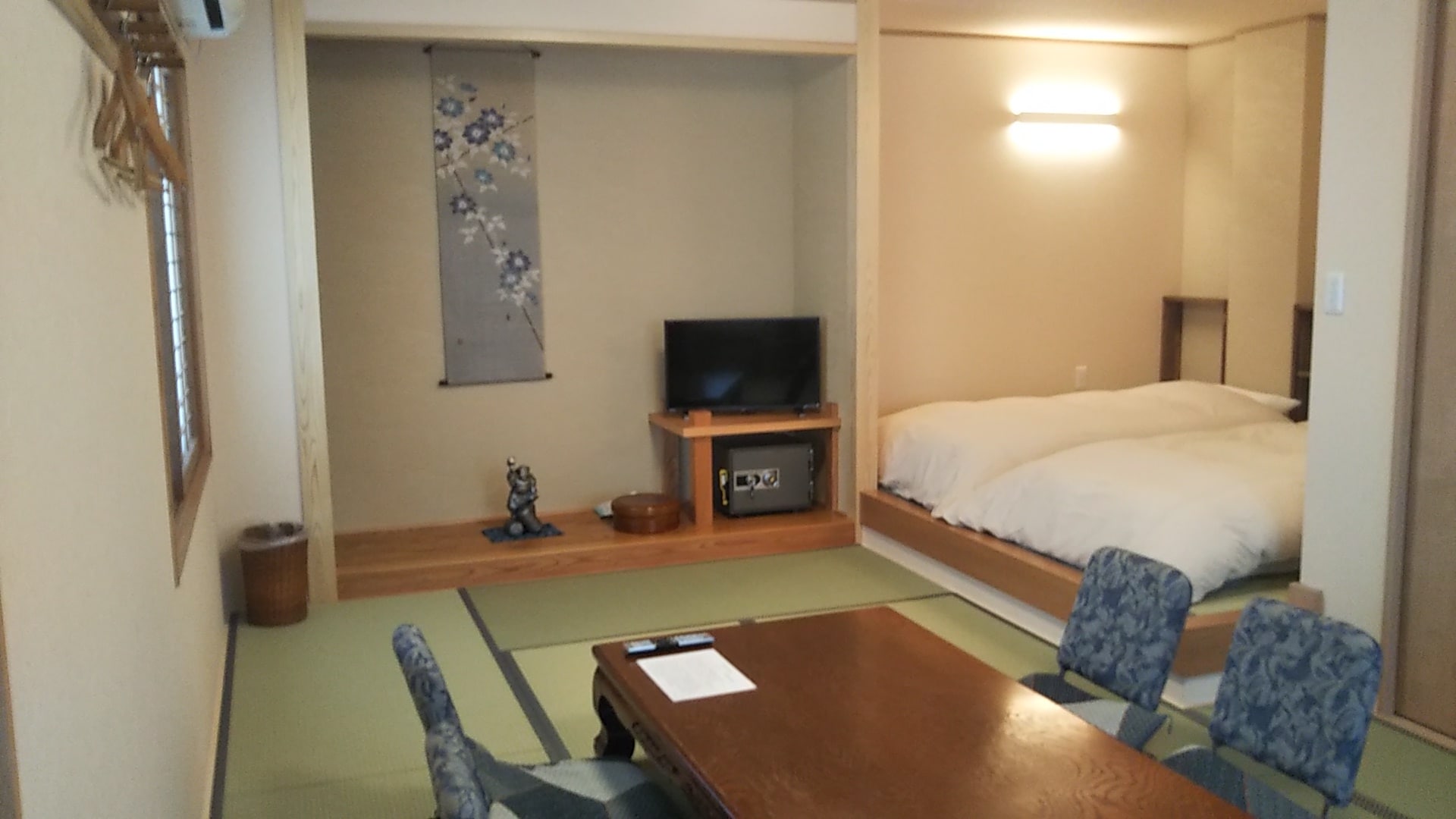 [Non-smoking] Group room for 2 to 5 people/with washbasin and toilet