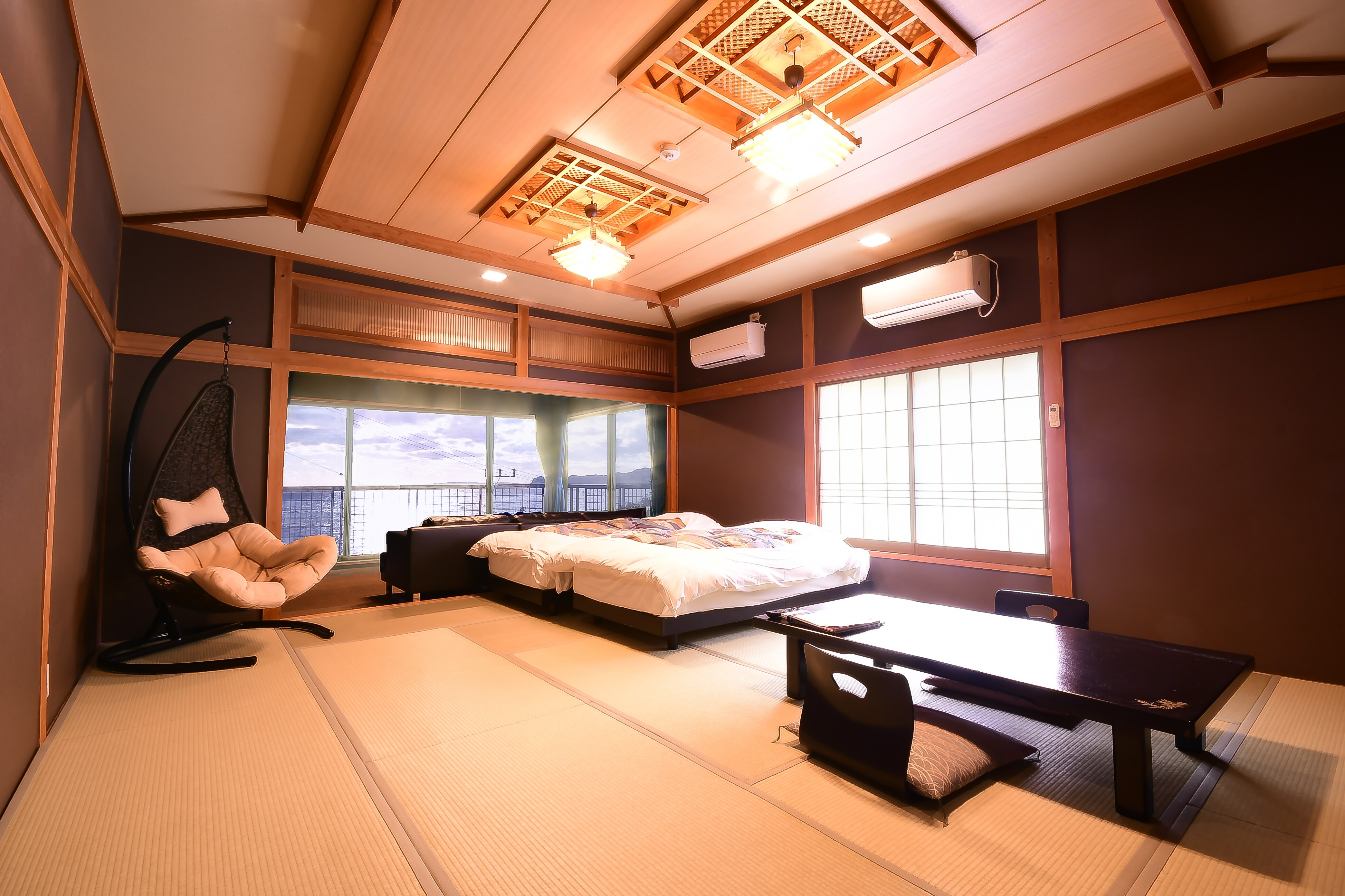 An example of a 15 tatami mat Japanese-style room with a view of the ocean and a 6 tatami mat veranda in the west annex through the cave