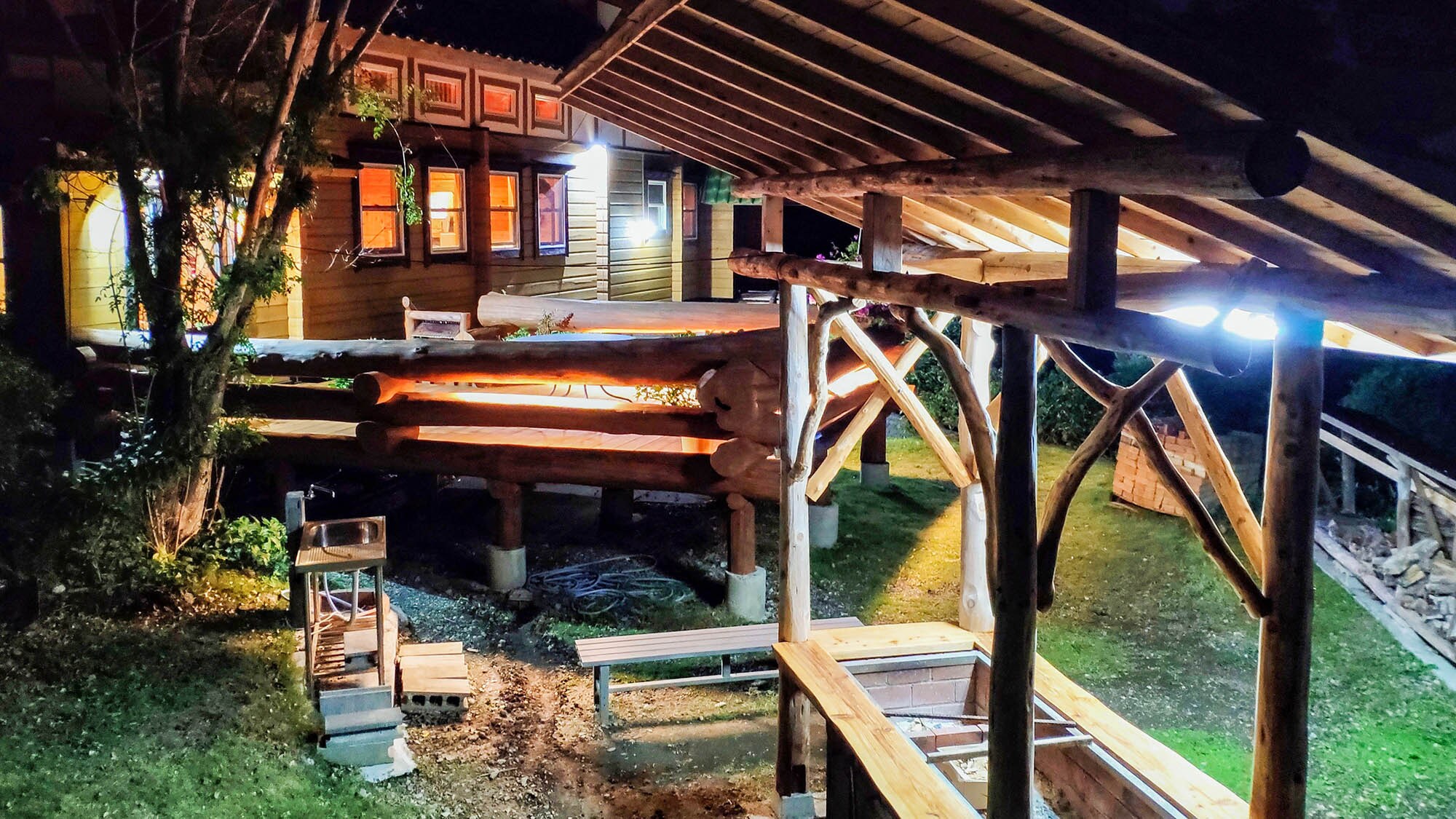 ・[Exterior] You can turn on the lights and enjoy BBQ until late into the night.