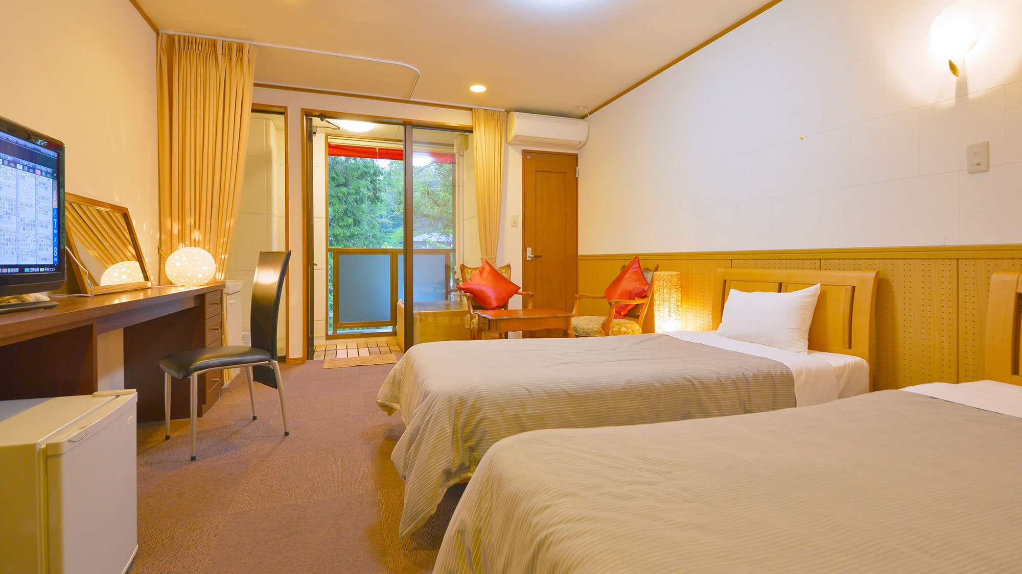 [Kamar twin bergaya Barat] Kamar dengan dua tempat tidur single. Bersantailah di ruangan yang mengutamakan kesederhanaan.