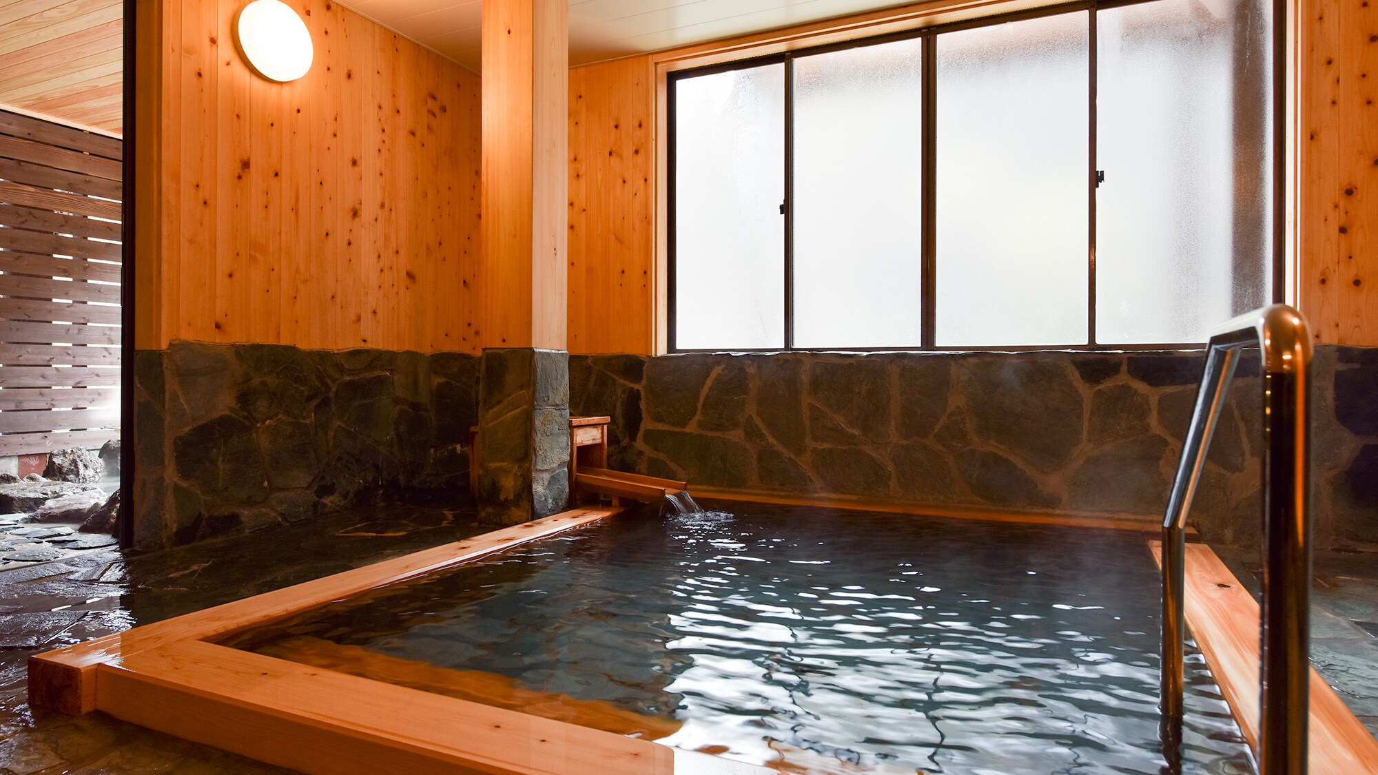 *[Cypress bath/women's bath] Enjoy the luxurious natural hot spring water and the scent of cypress.