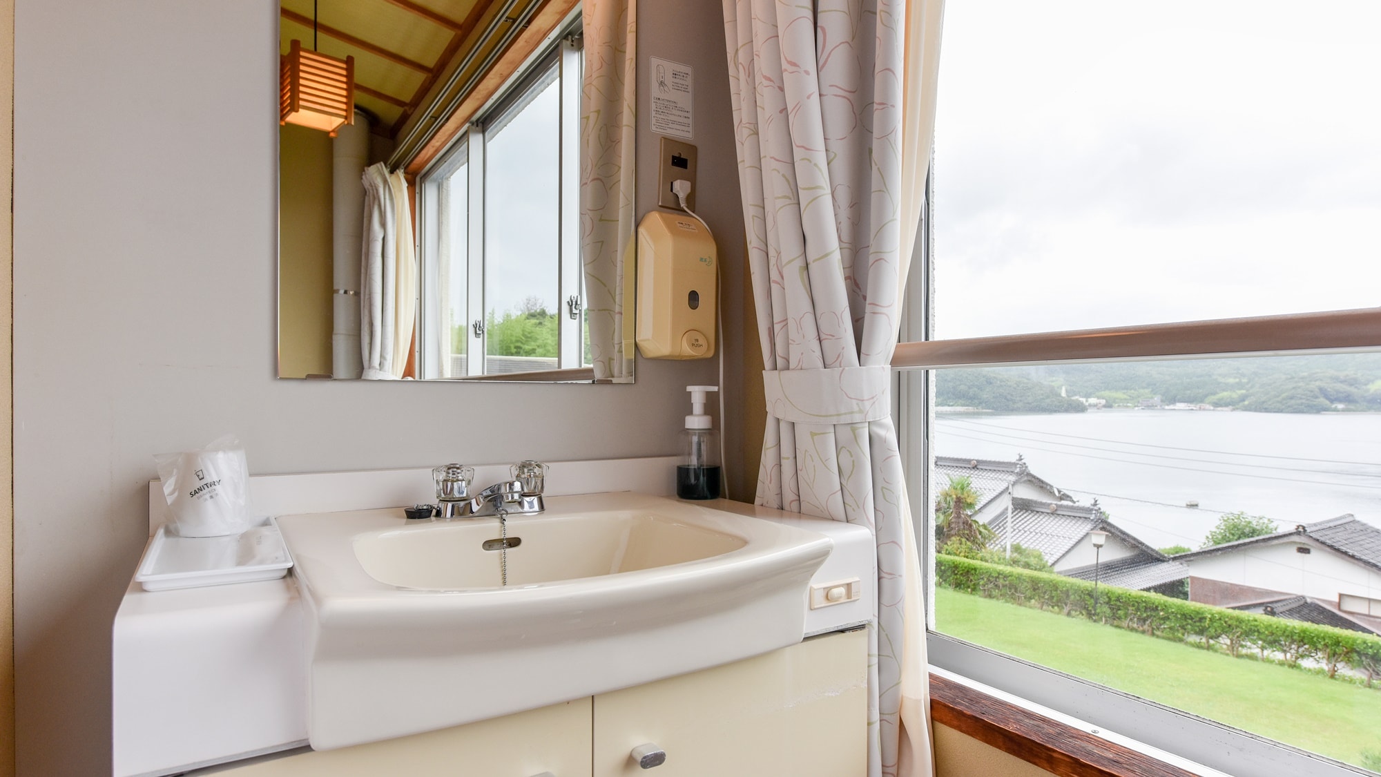 *[Example of a 6 tatami Japanese-style room facing the ocean] Washbasin.