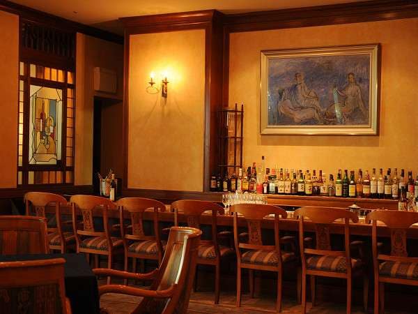 "Bar SEIJI" is decorated with stained glass created by the Western-style painter "Togo Seiji."
