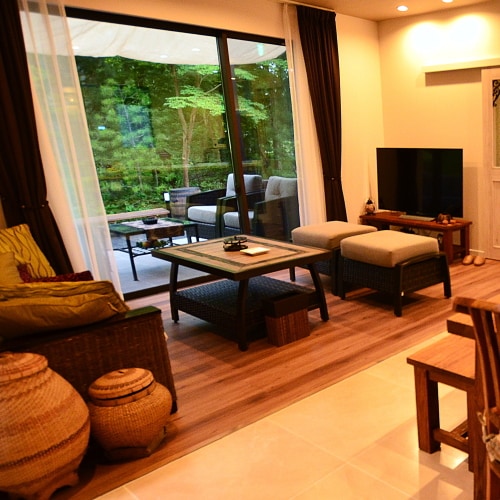The 21-tatami living room is spacious with a 7-tatami Japanese-style room next door (left).