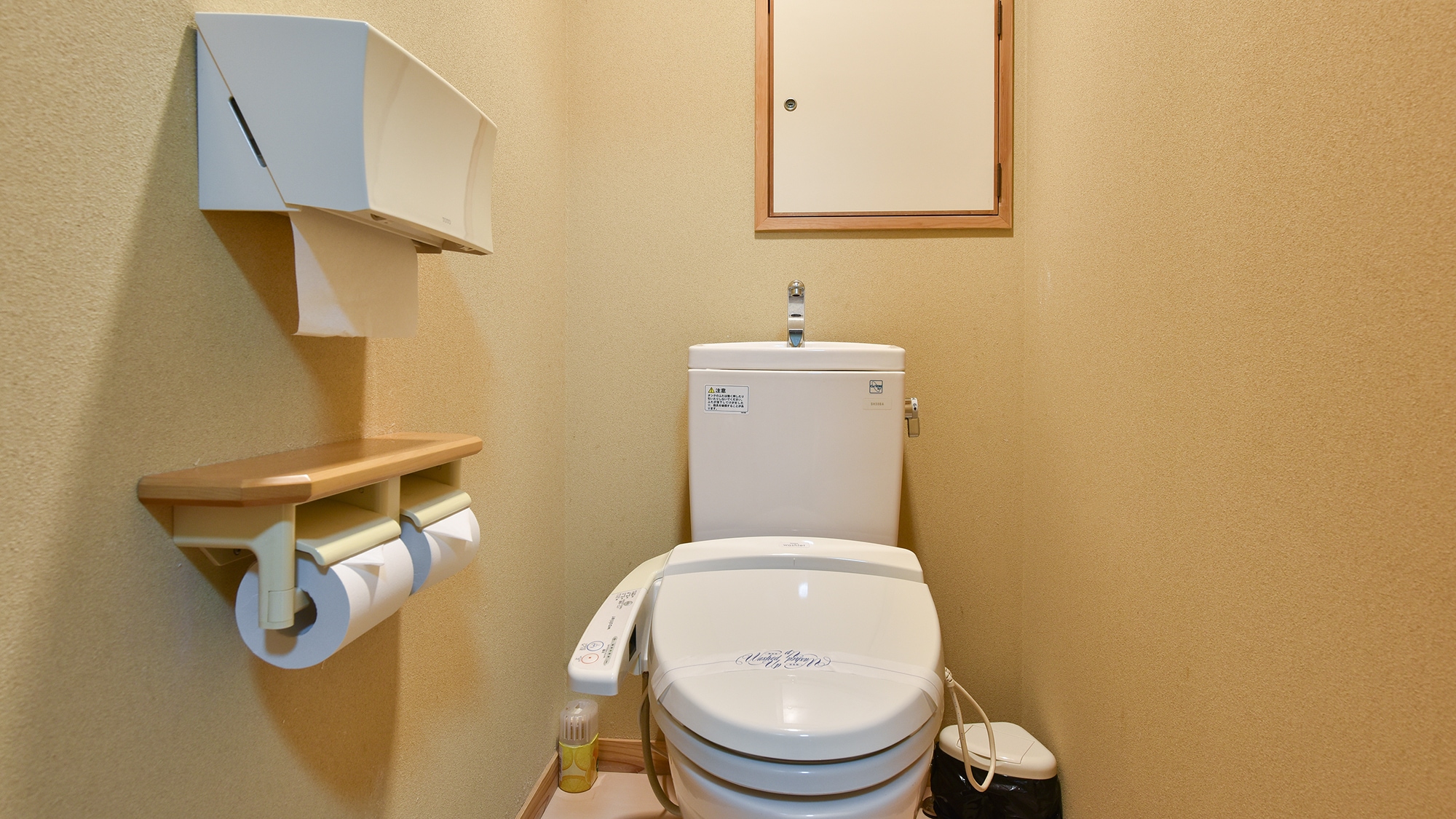 *Guest room with panoramic bath and toilet with shower
