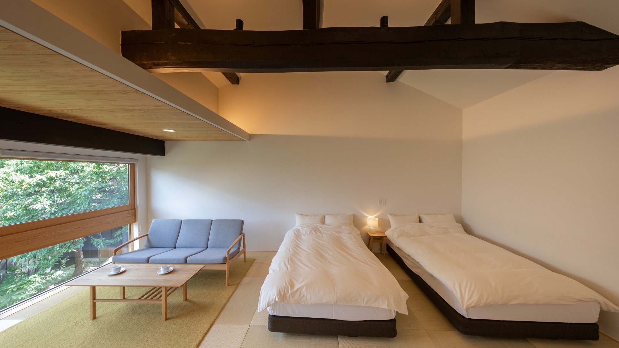 [KURA06] A room where you can experience the uniqueness of a warehouse, such as leaving a thick, black and bent hatchet beam that has been carved for 300 years.