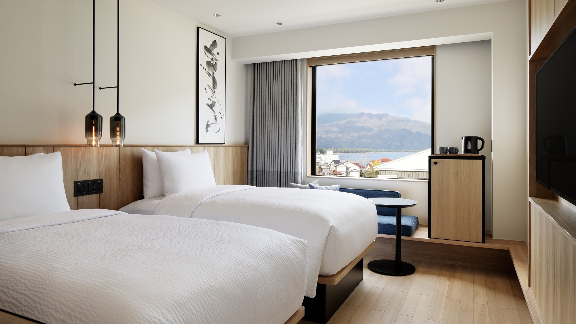 Twin room: 25 square meters, non-smoking, bed width 120 cm. Relax in a simple yet warm space.